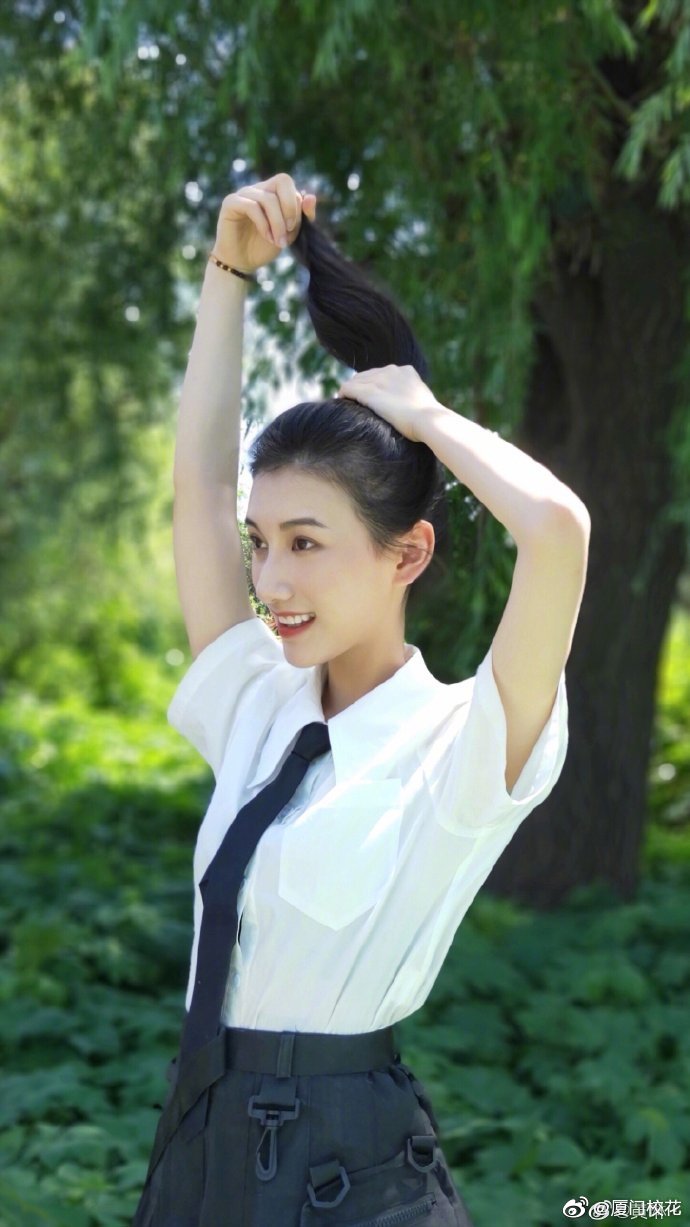 她叫黄琳,00年,就读于上海戏剧学院,身高169,爱好舞蹈,双子座