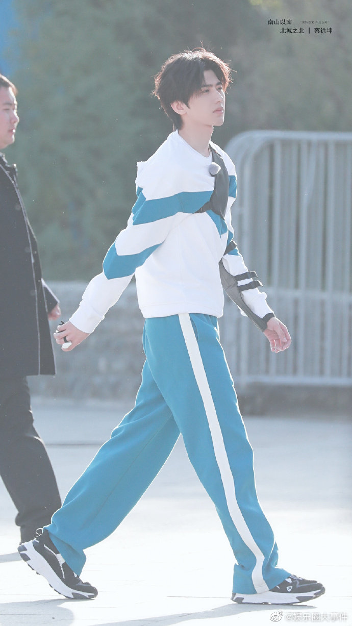 这组照片的感觉不就是中学时期穿着校服的帅气校草吗