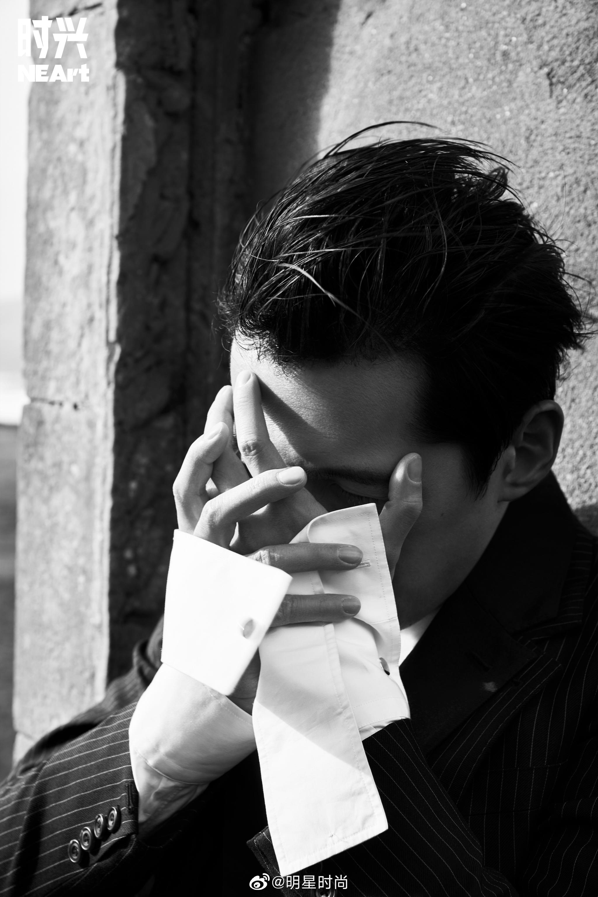 胡歌《时兴neart》2019年5月刊,黑白影调间的深邃眼神