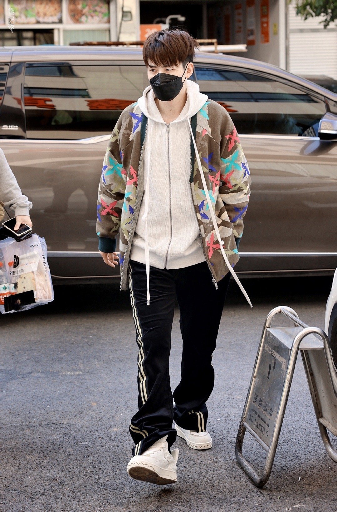 任豪今日上班饭拍来啦~ 棕色印花外套 运动裤,豪总帅气开工……_高清