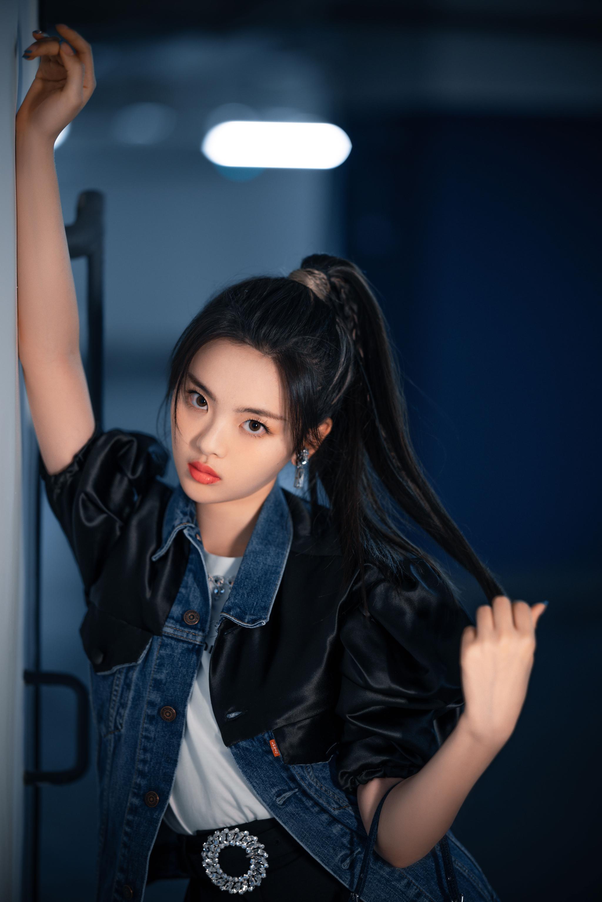 身穿miumiu x levis合作系列的复古牛仔外套……|miumiu|杨超越_新浪