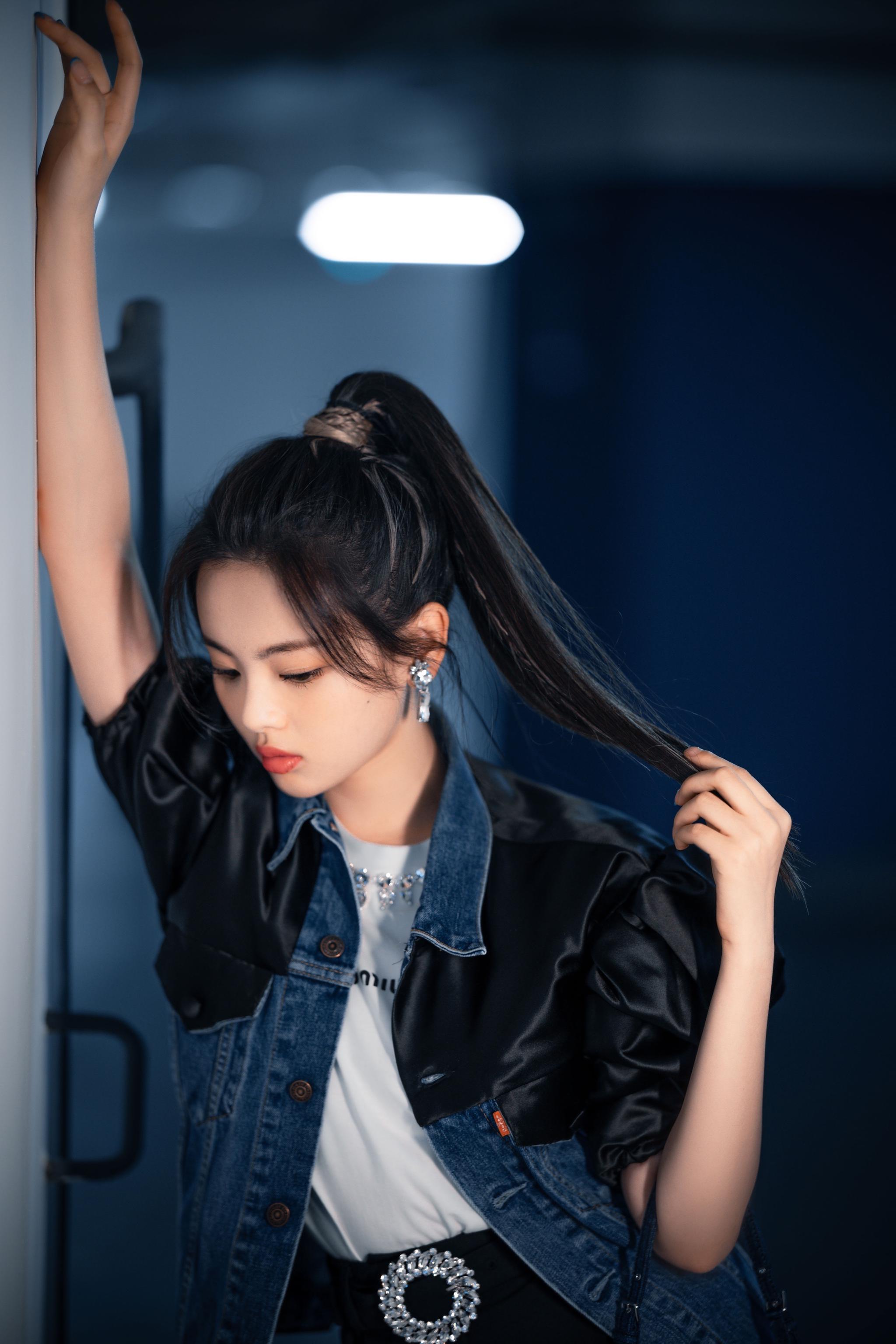 身穿miumiu x levis合作系列的复古牛仔外套……|miumiu|杨超越_新浪