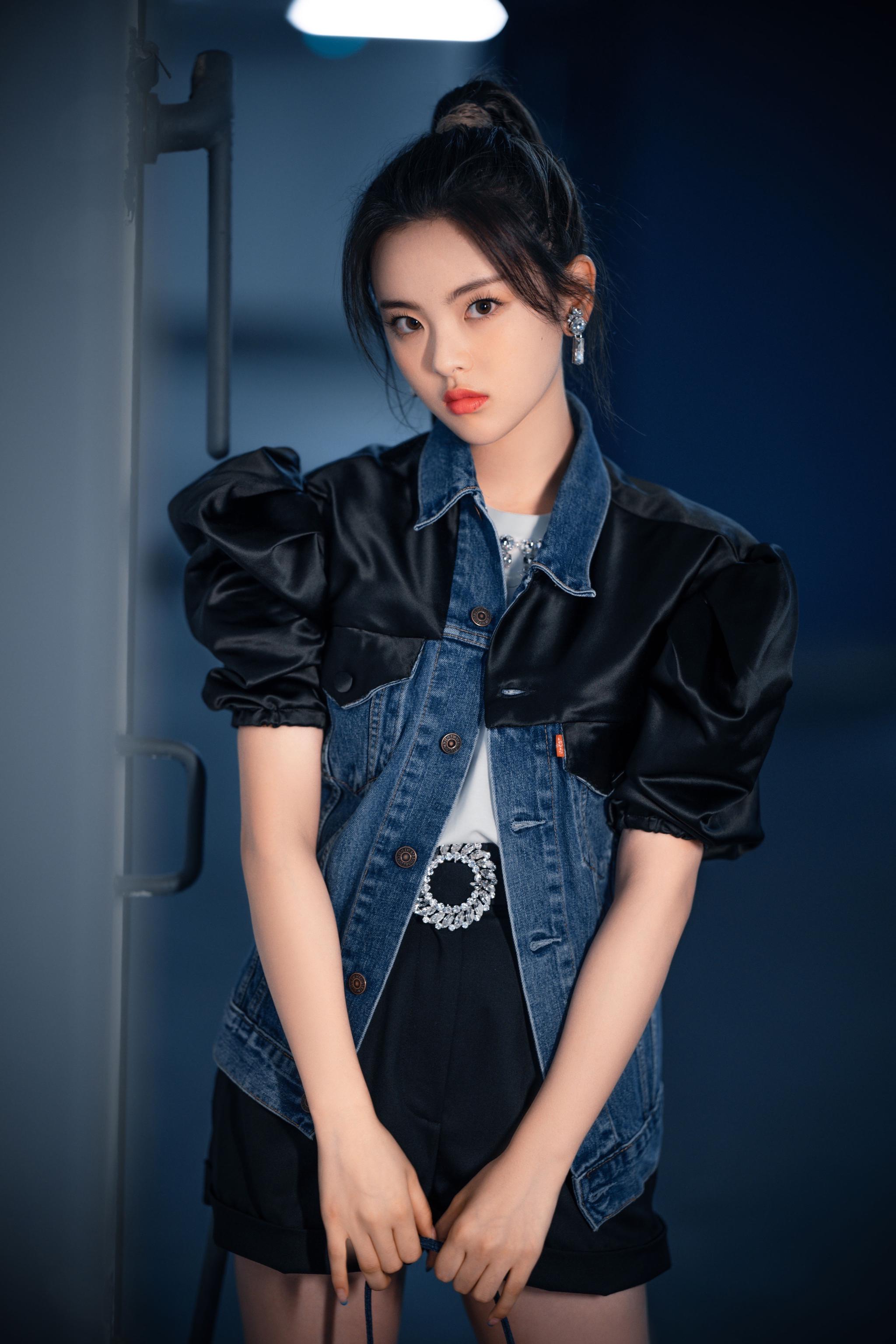 身穿miumiu x levis合作系列的复古牛仔外套……|miumiu|杨超越_新浪