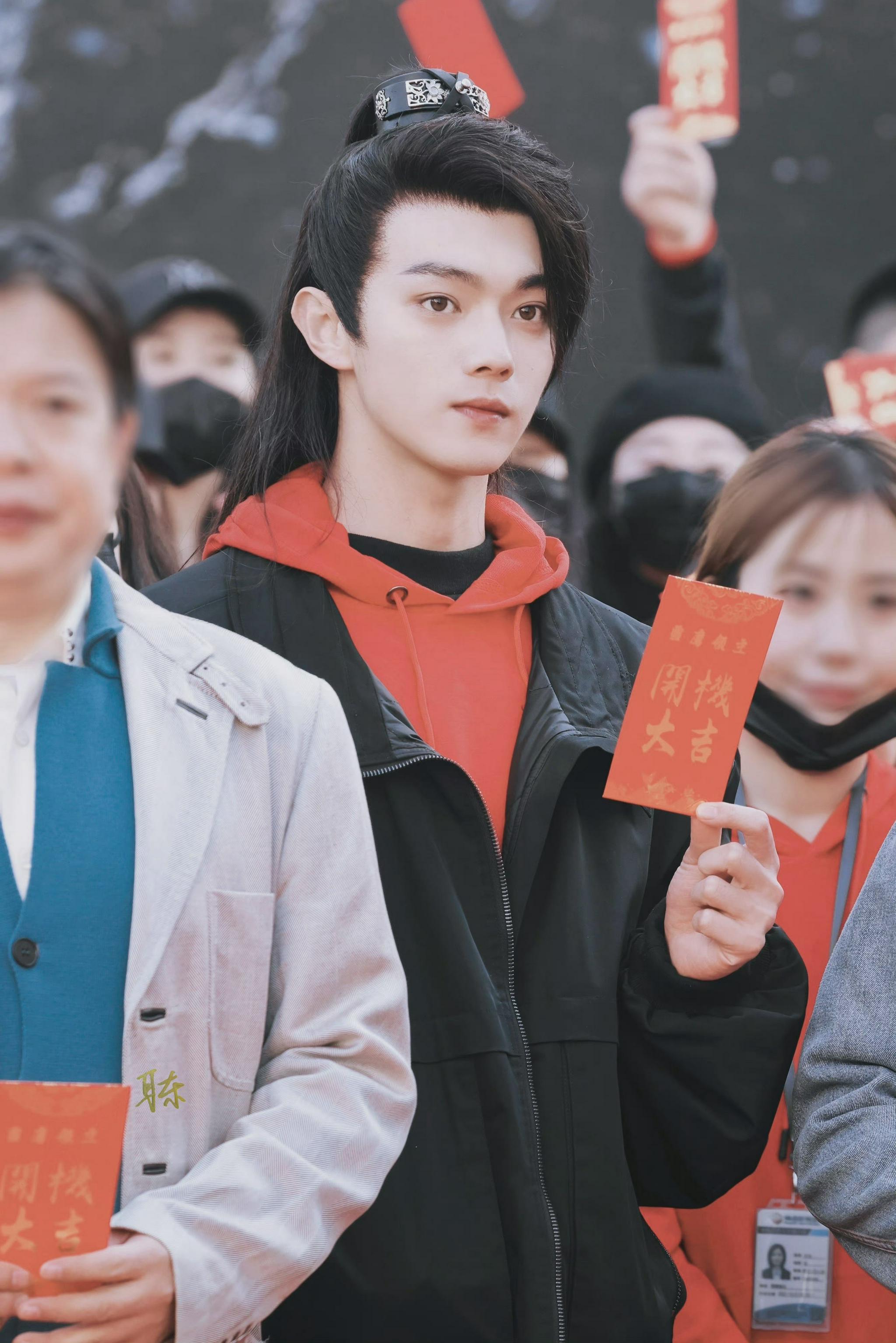 许凯新剧雪鹰领主开机这个造型好有少年感