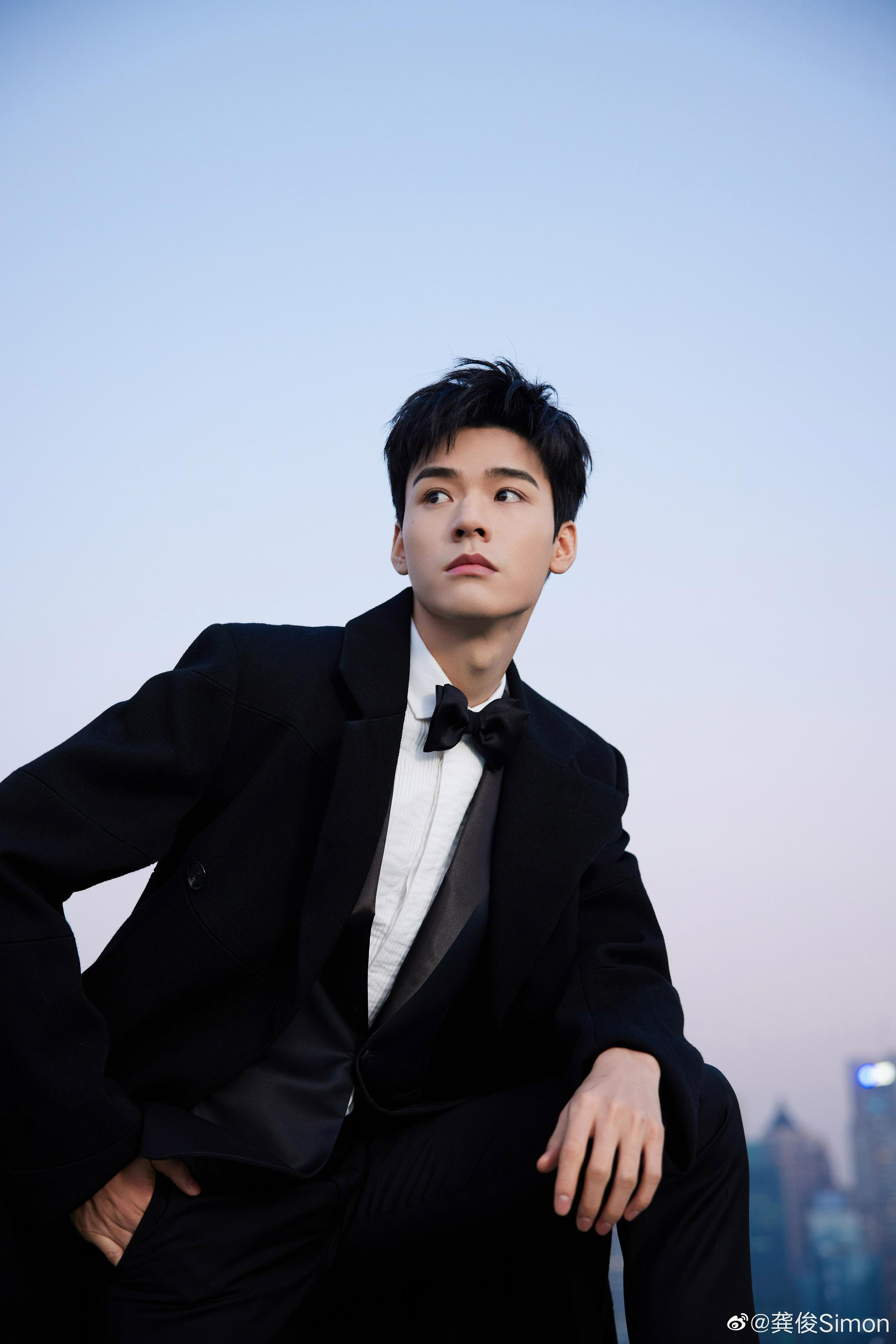 龚俊冬至更新天台写真大片 黑西装,黑风衣,玉树临风