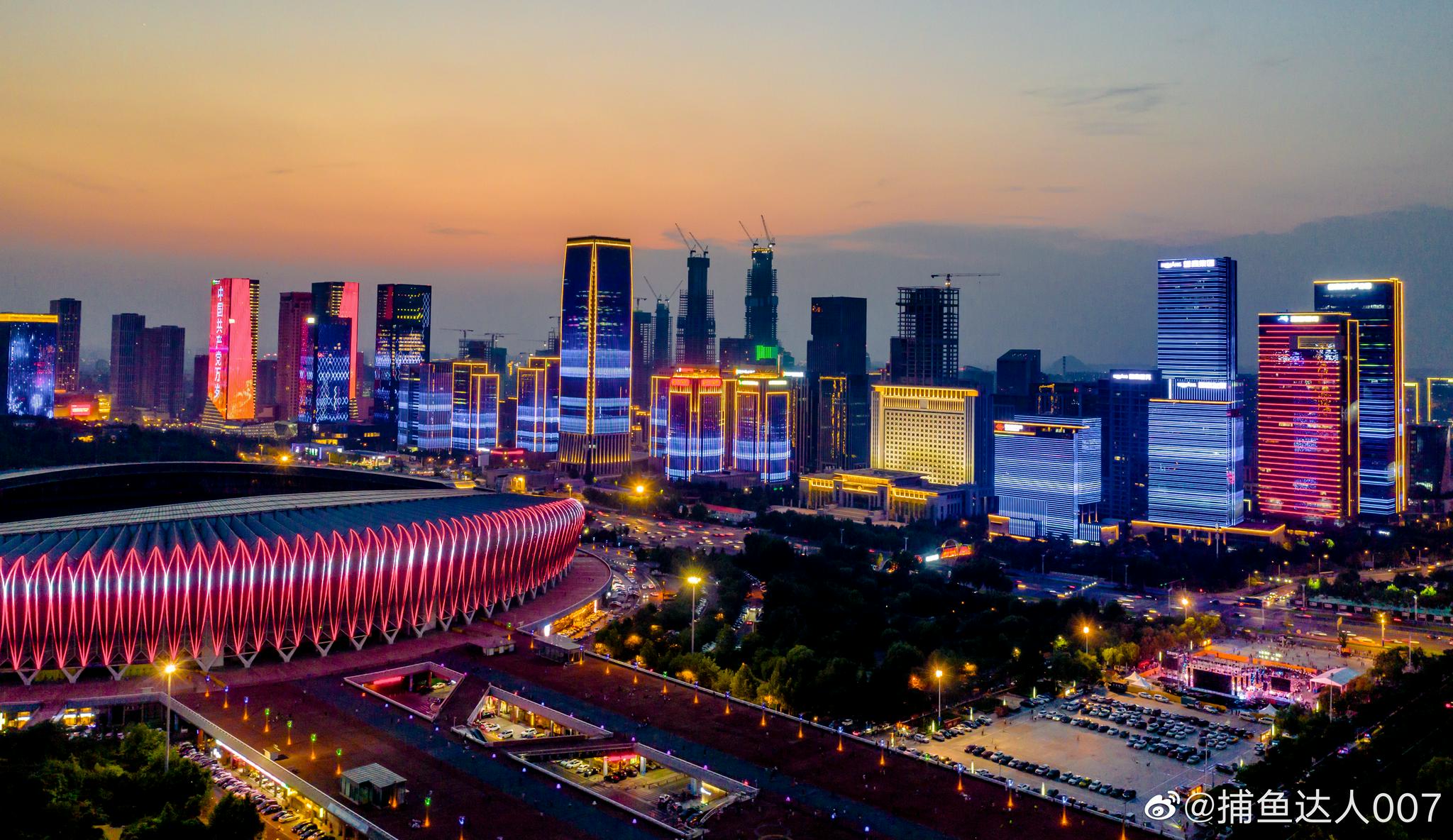 奥体经十路灯光秀