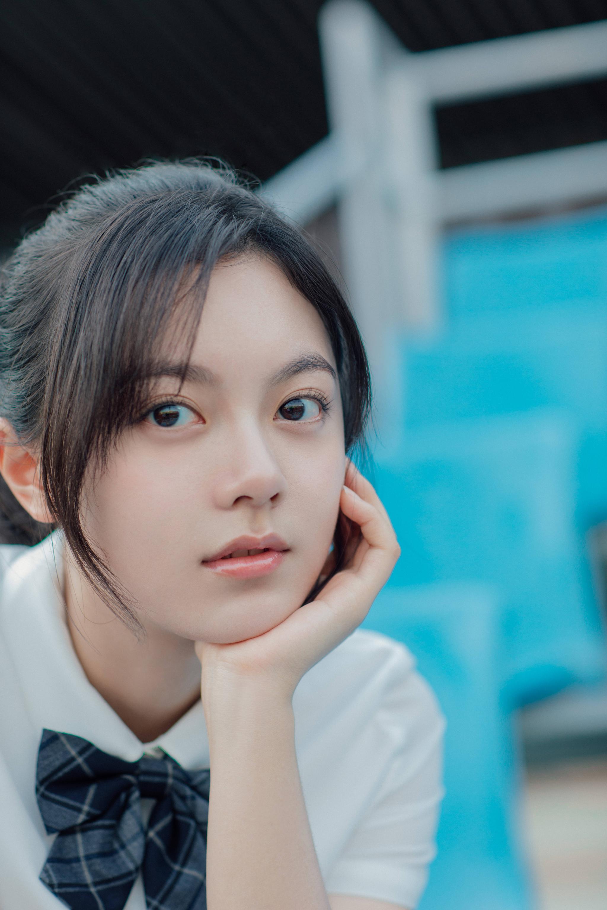 最新写真出炉,白色衬衫搭配湛蓝百褶裙甜美俏皮……|赵今麦_新浪新闻