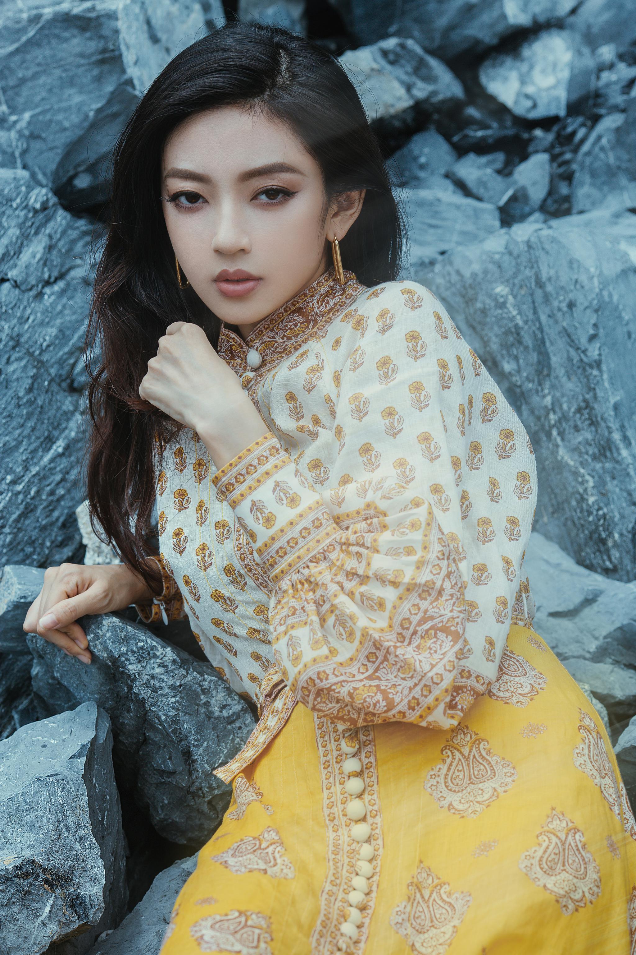 欢娱影视演员@何瑞贤 今日发布最新写真大片