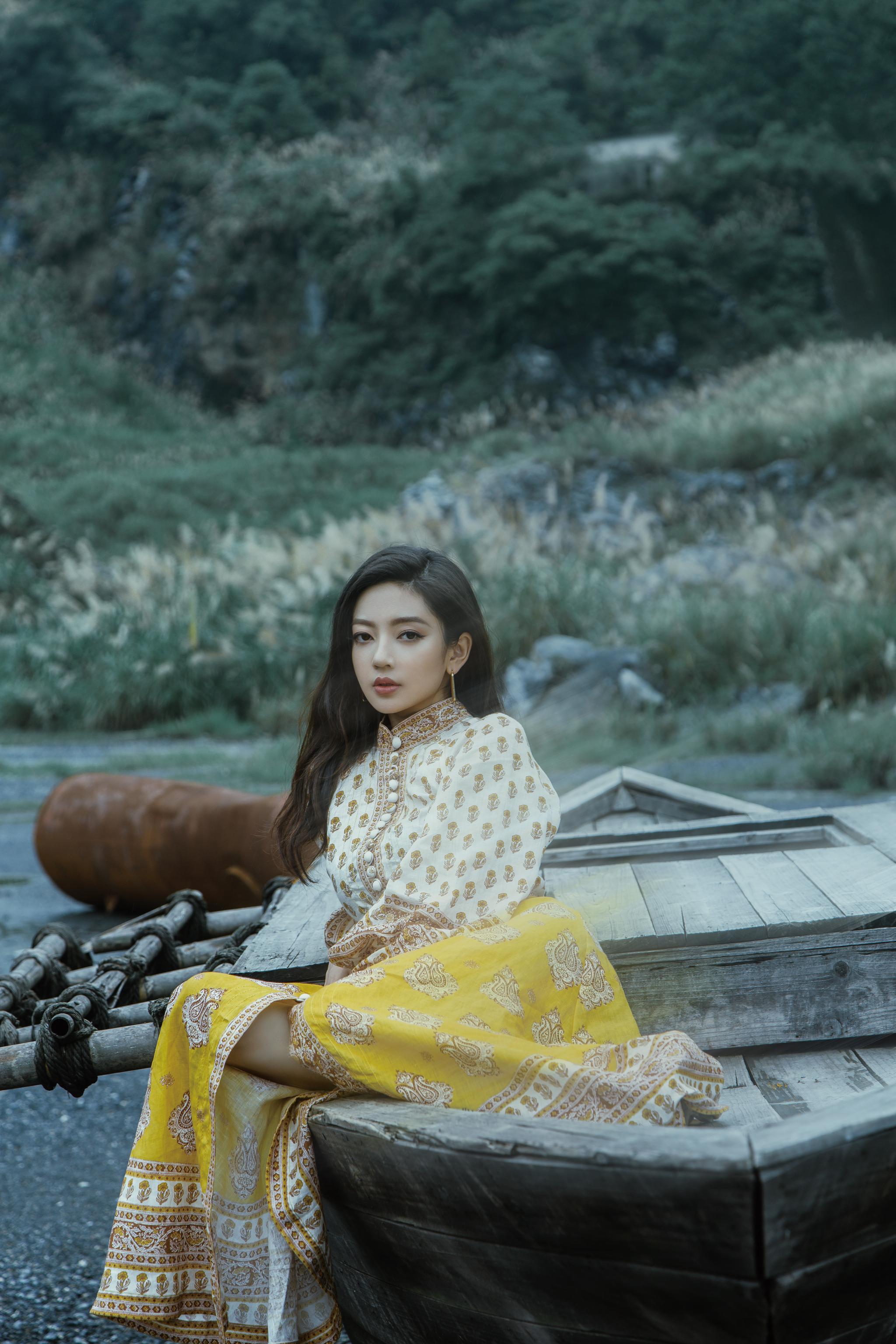 欢娱影视演员@何瑞贤 今日发布最新写真大片