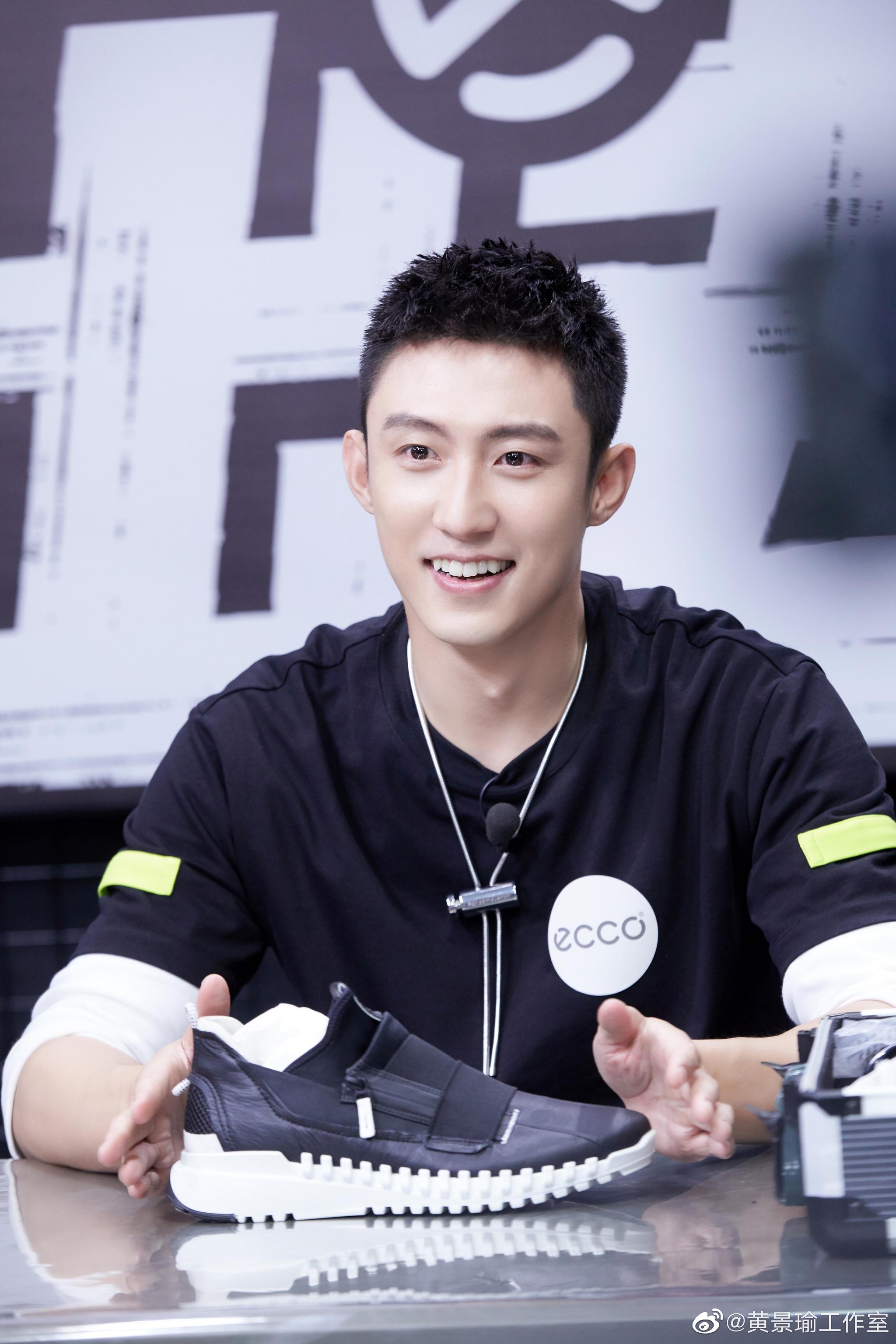ecco 品牌代言人 @johnny黄景 解锁制鞋新技能,小鞋匠初试牛刀
