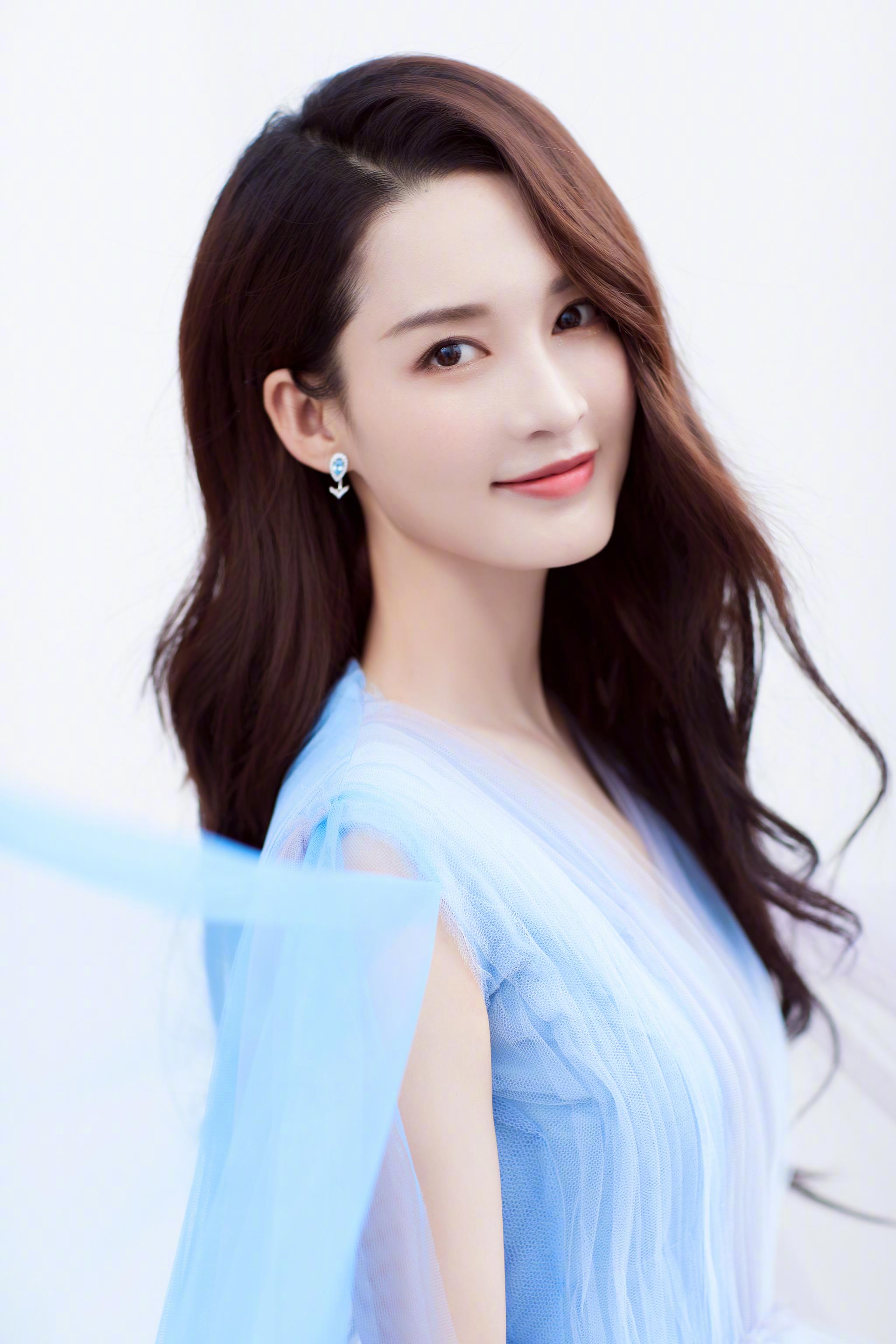 李沁 绿洲晒央视国庆晚会造型,今天是乖巧仙女风!