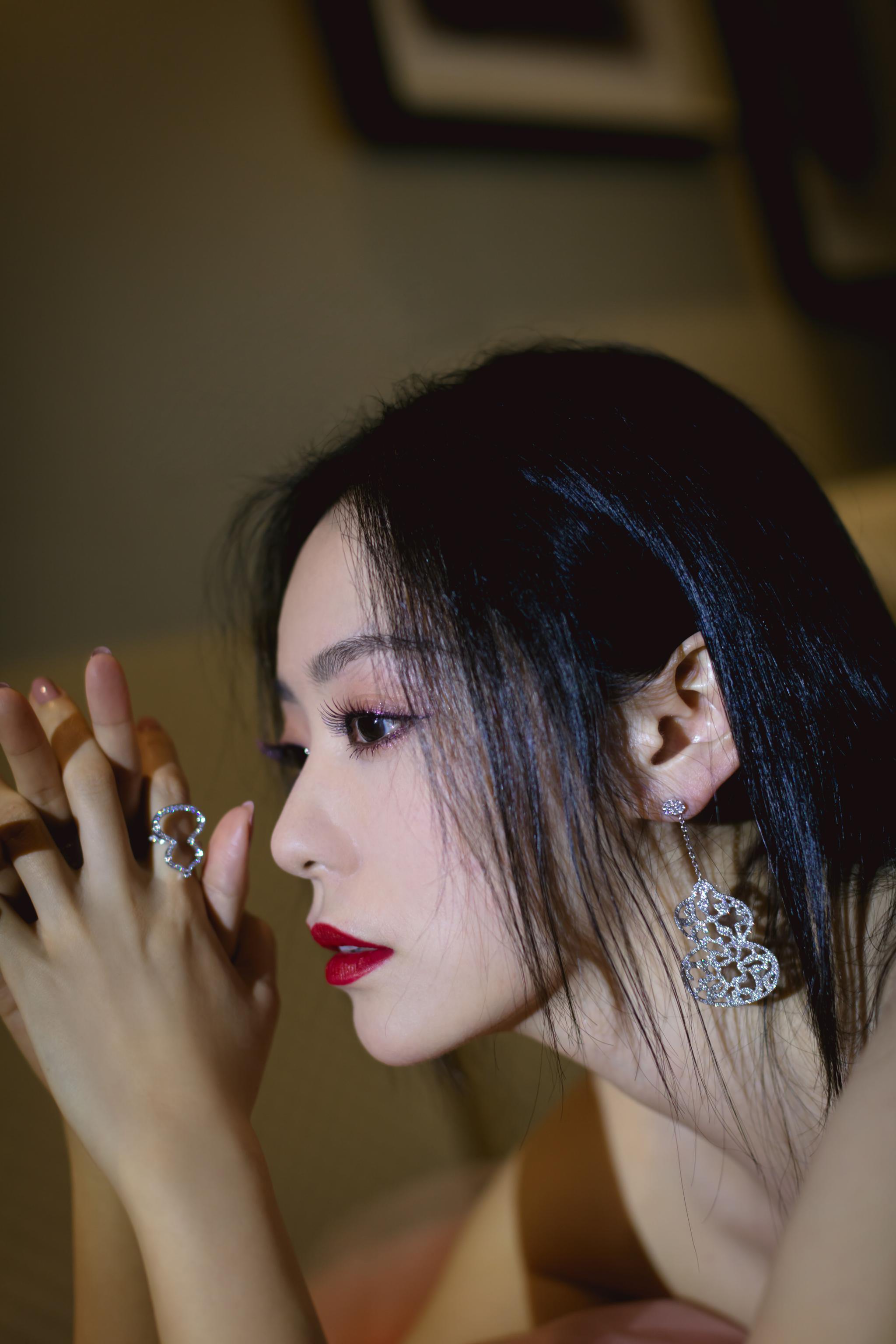 张靓颖身穿旗袍式连体裤颇具感染力而一袭粉色公主裙温婉极致