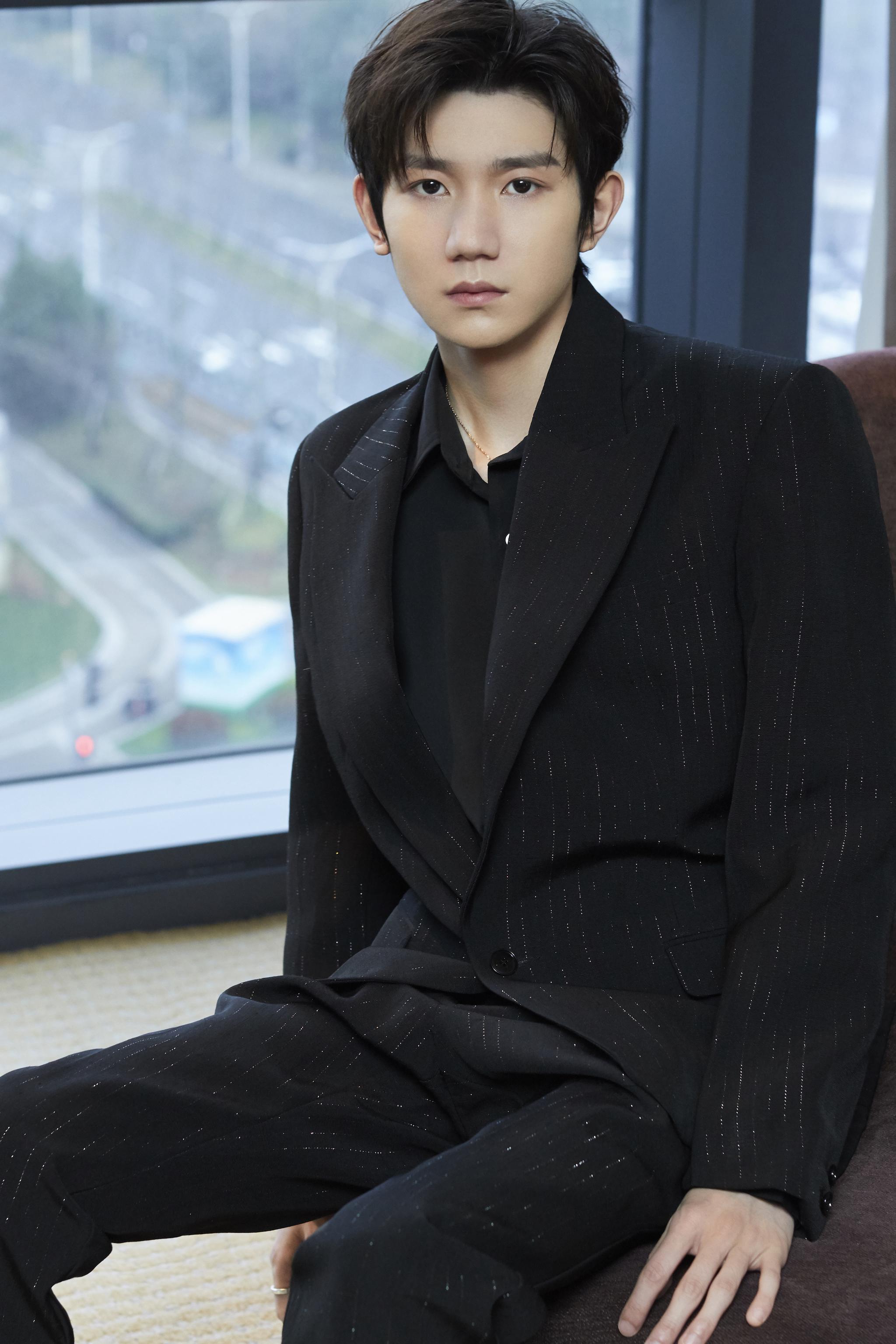 王源全黑西装造型俊逸清朗,高雅矜贵少年变得更加的绅士璀璨夺目