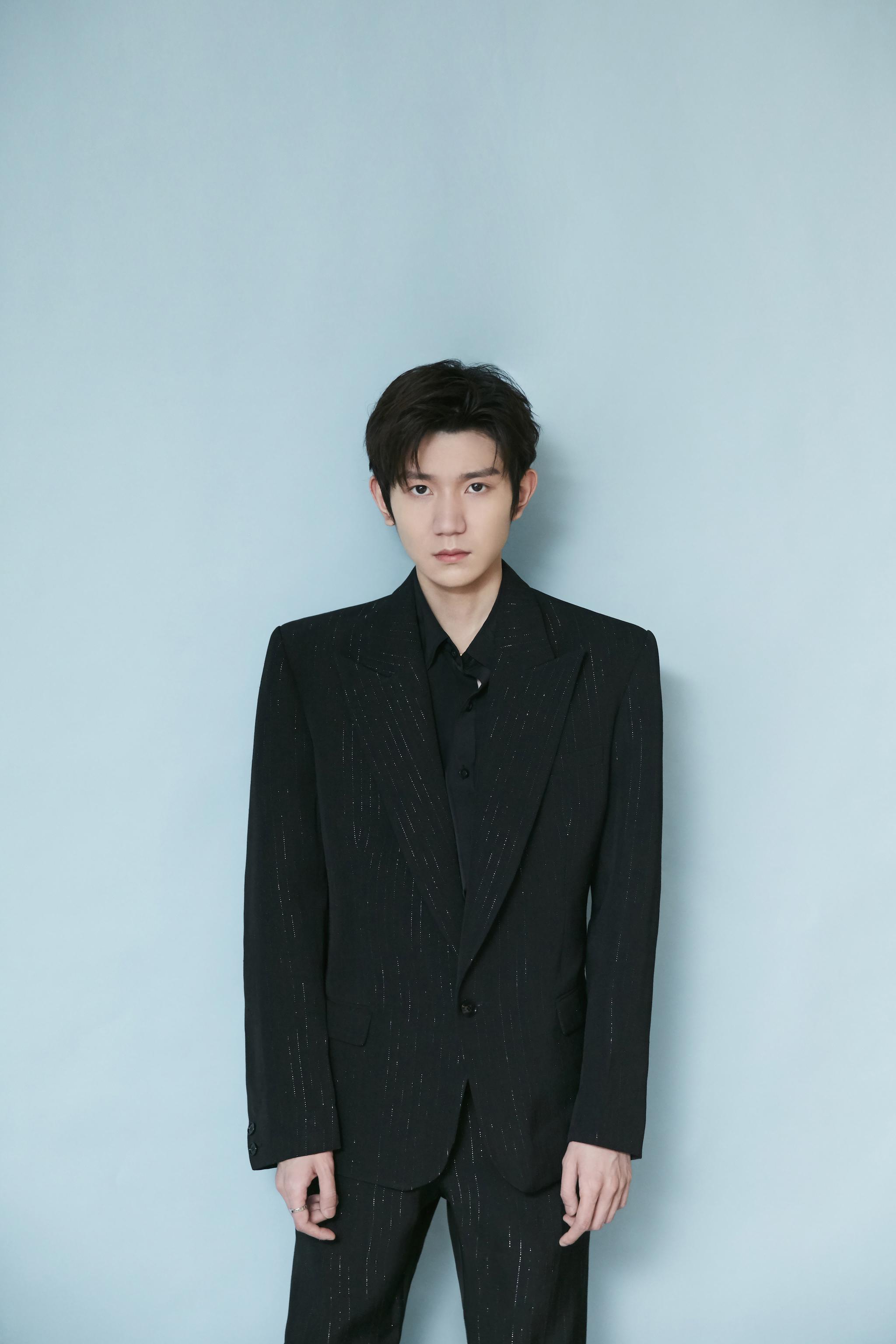 王源全黑西装造型俊逸清朗,高雅矜贵少年变得更加的绅士璀璨夺目