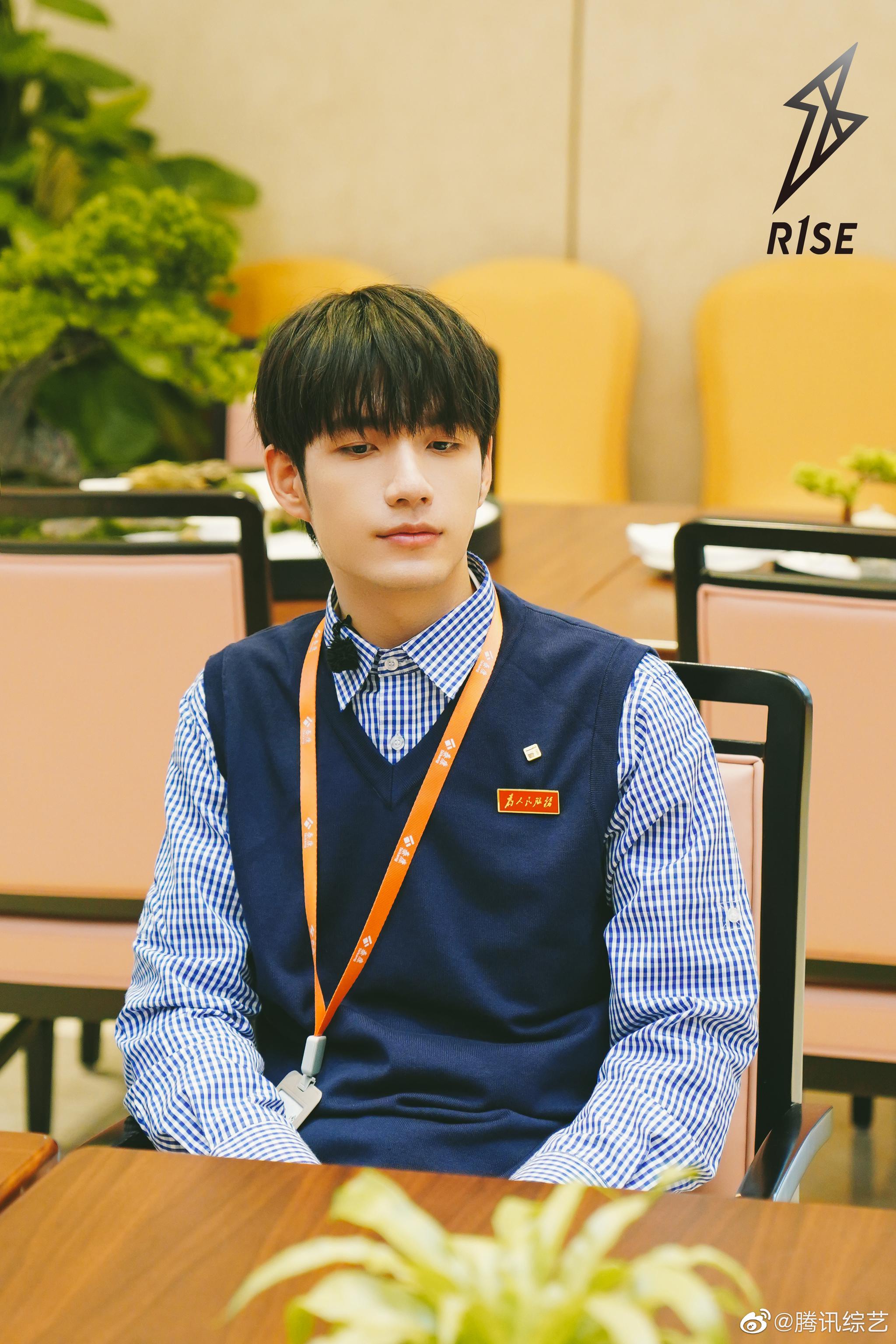 73暖心boyr1se张颜齐即将上线穿上帅气工服