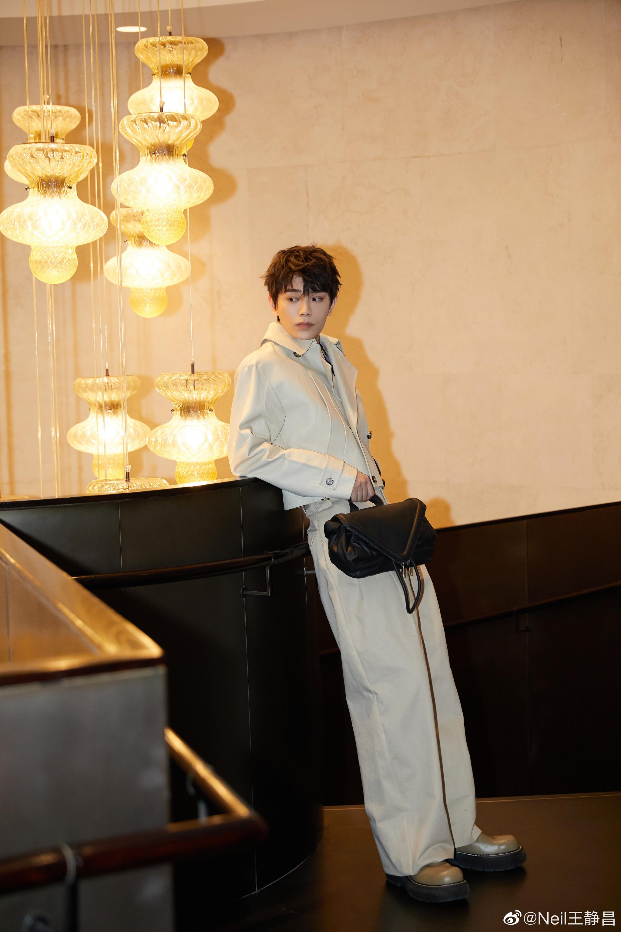 梁靖康为bv拍摄了一组宣传照都是很宽松的款式