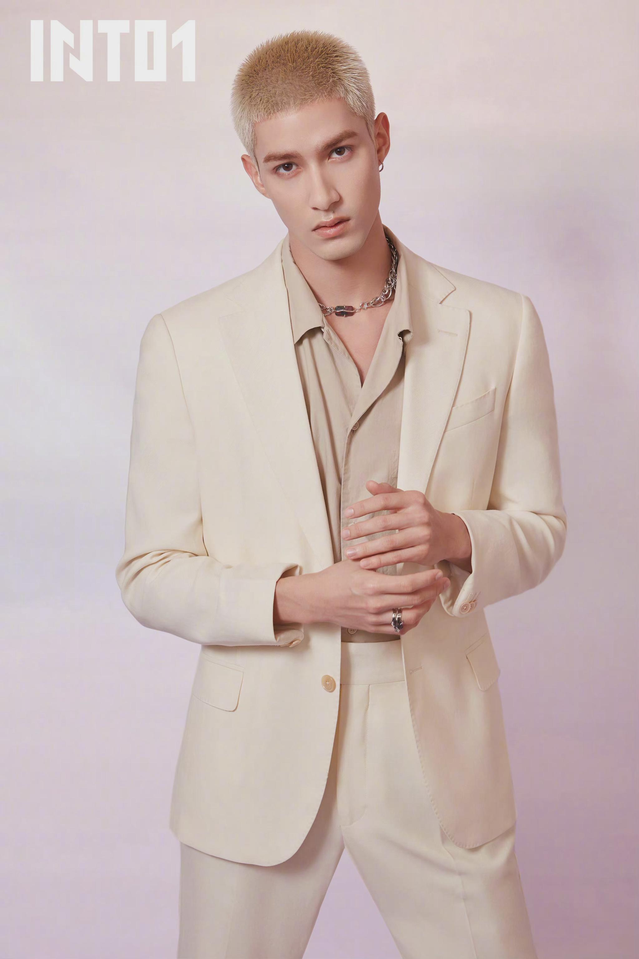 线下活动造型身穿gant白色西服套装搭配黑皮鞋简约优雅