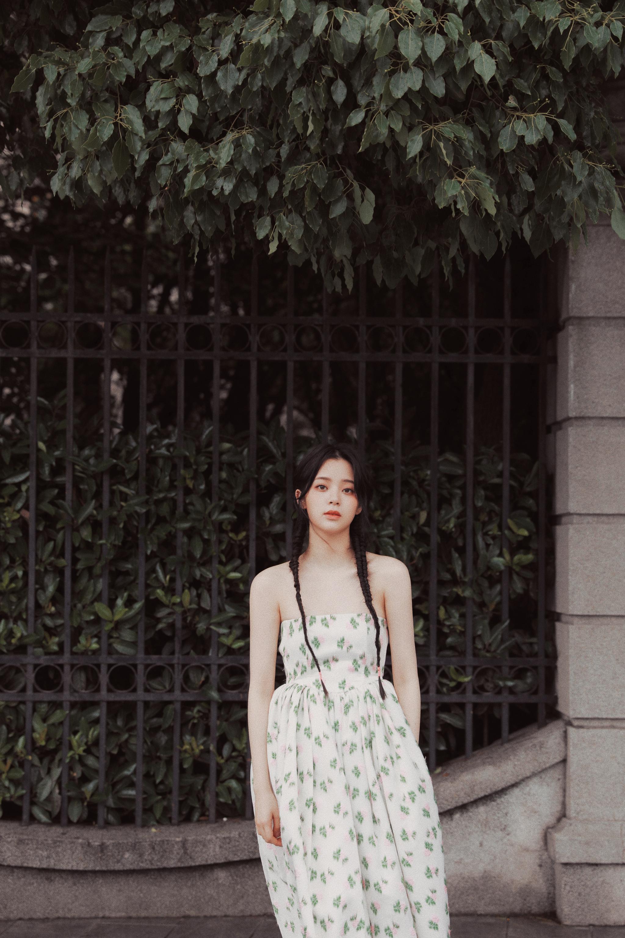 欧阳娜娜[超话]# 今年的第十四套造型,身穿ming ma抹胸碎花裙,扎起