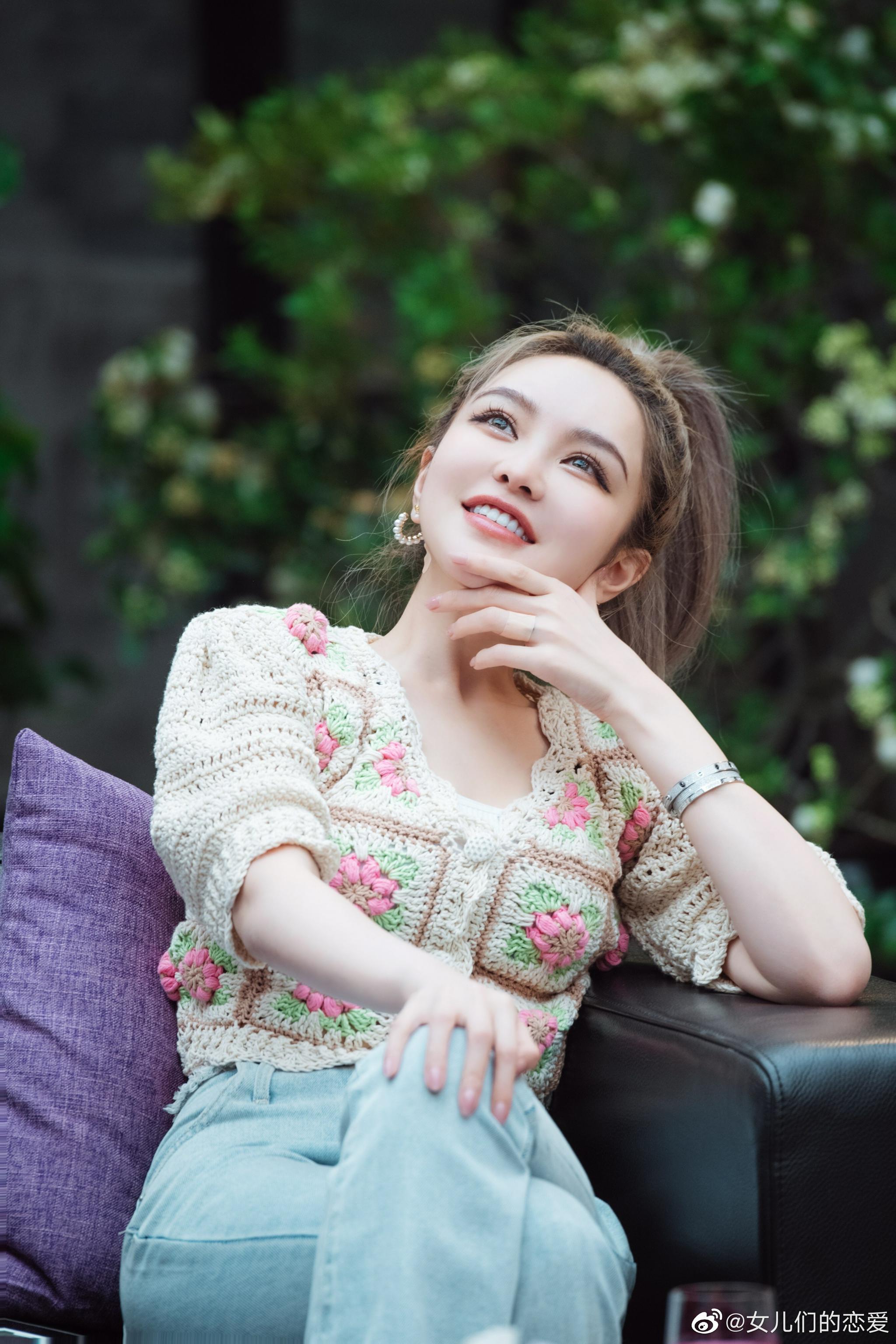 高马尾 设计感短上衣……|周扬青_新浪新闻