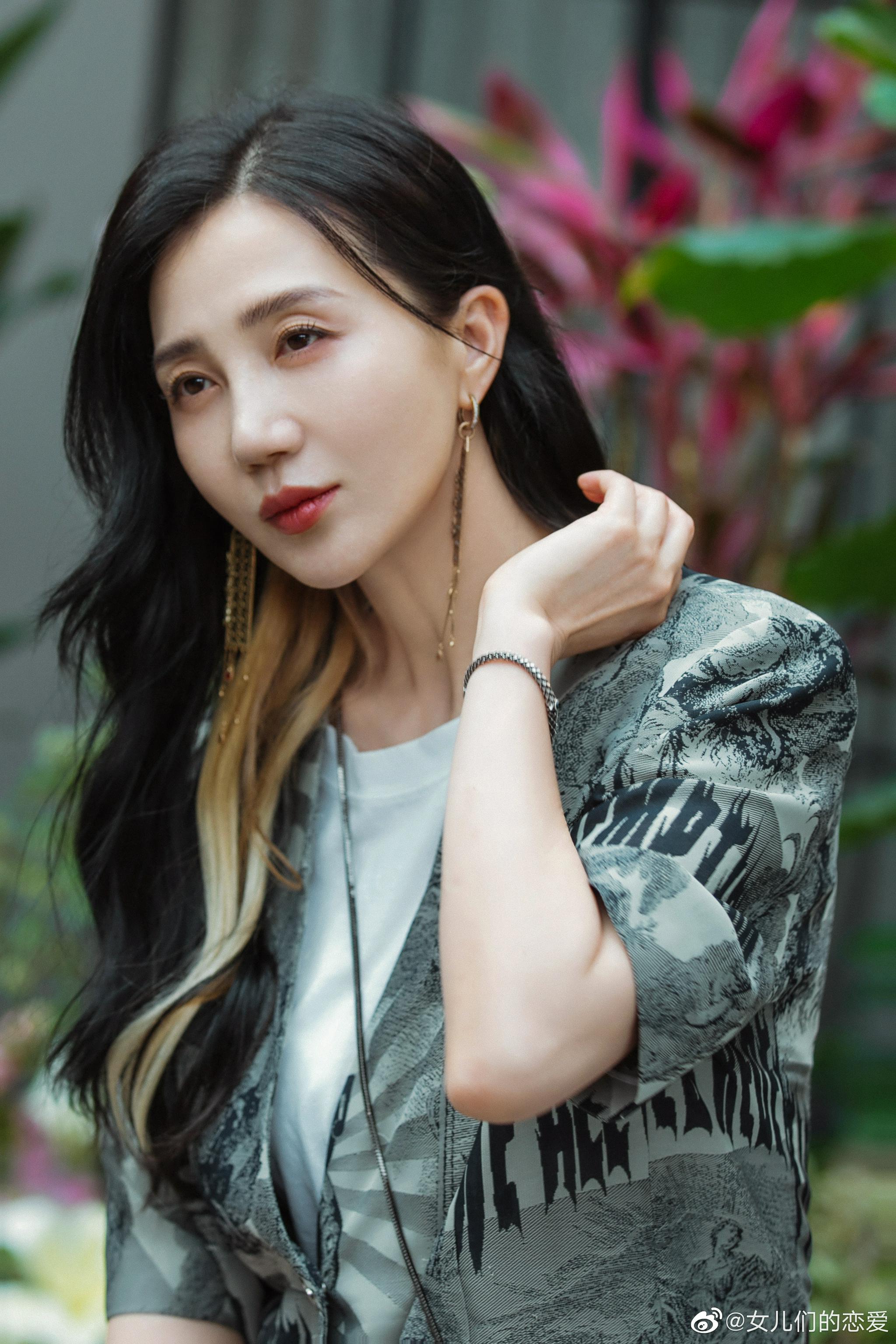 黑发中的一抹金,就像是@阿朵 温柔眼神中的坚定,看到姐姐
