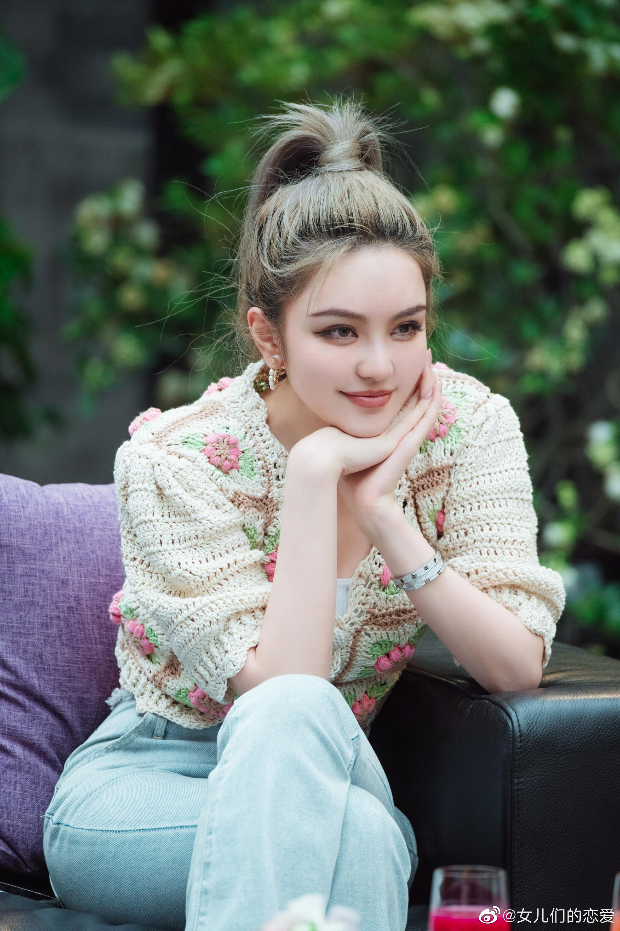 高马尾 设计感短上衣……|周扬青_新浪新闻