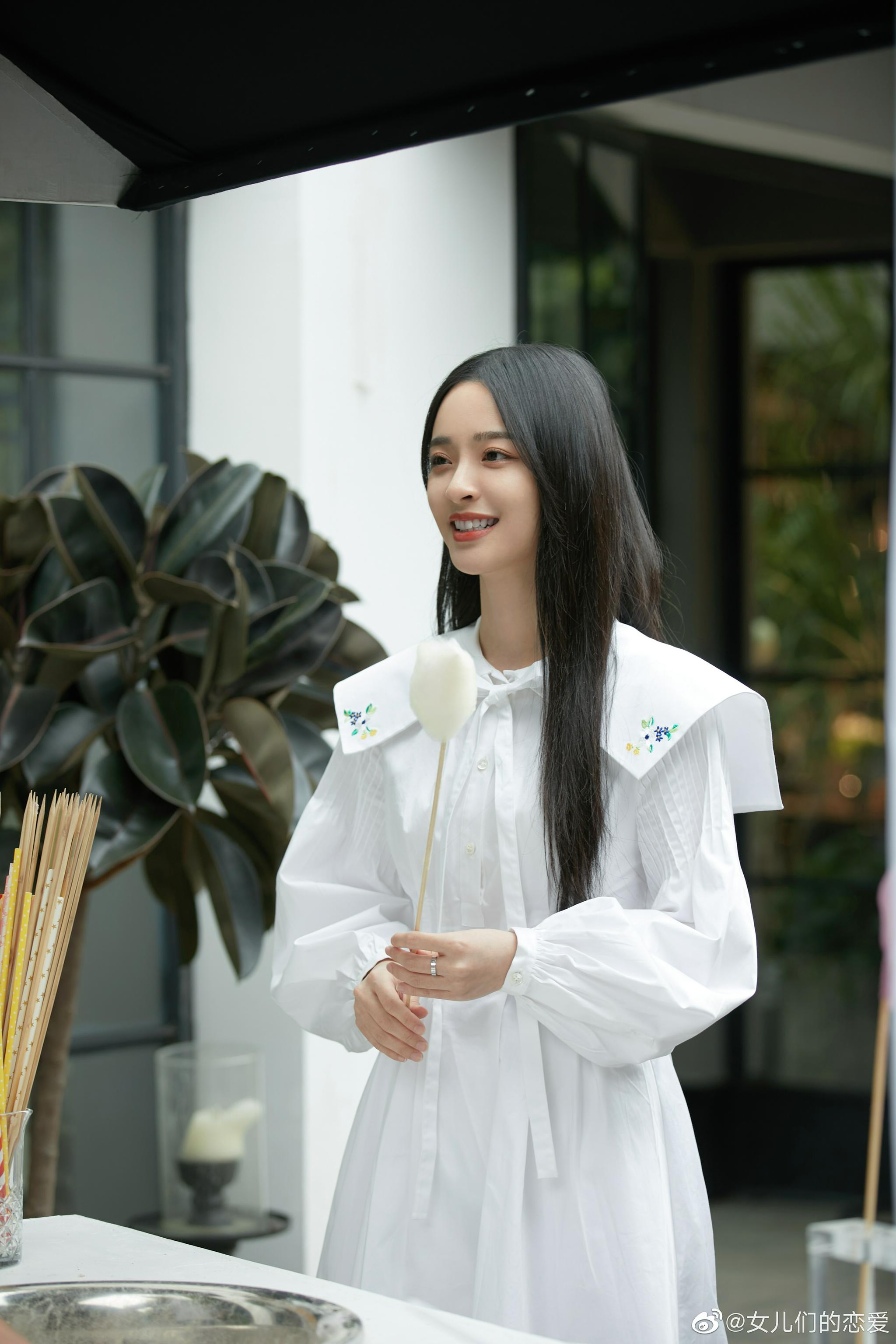 笑容如棉花糖般甜的@李莎旻子leo 举着棉花糖来啦!