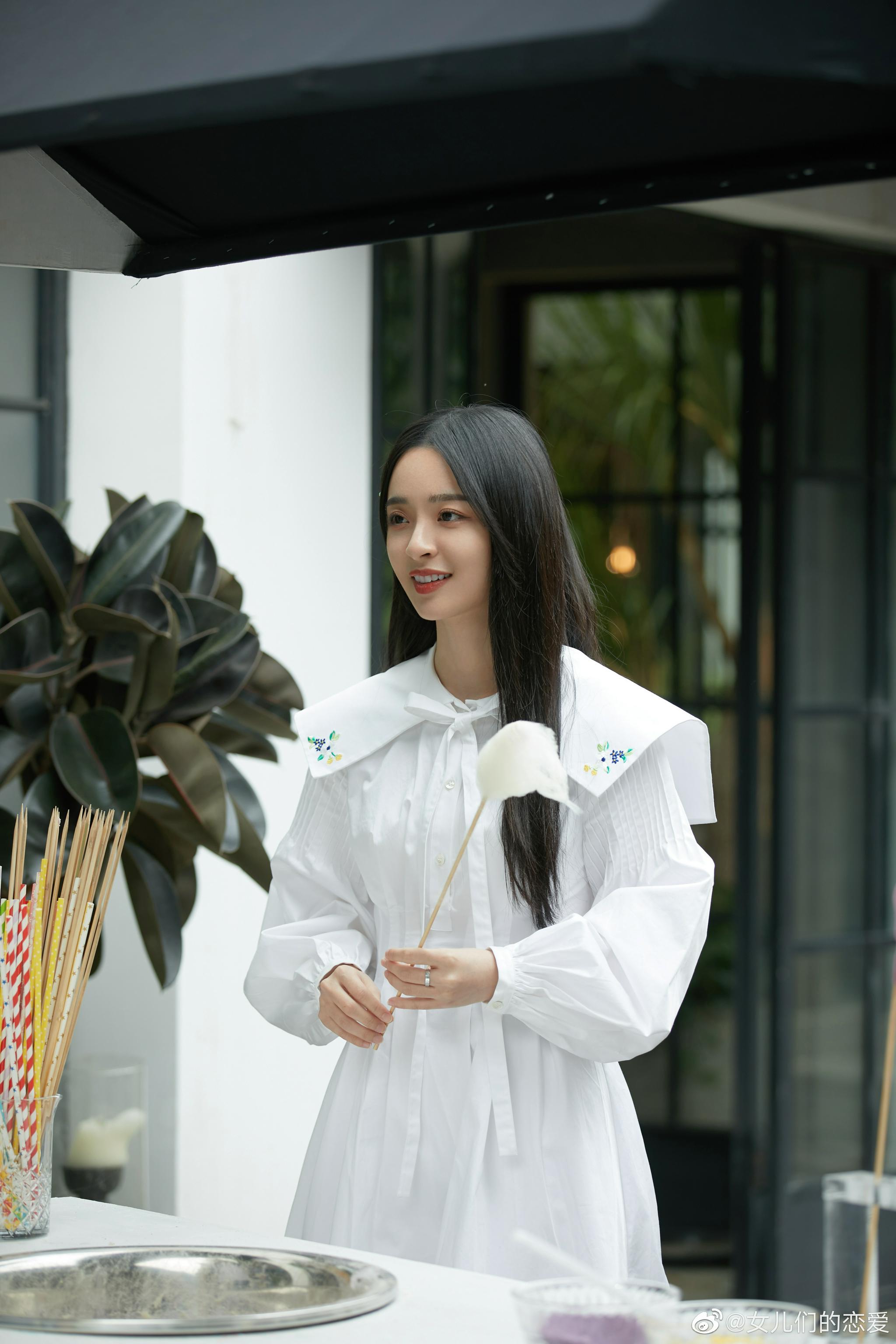 笑容如棉花糖般甜的@李莎旻子leo 举着棉花糖来啦!