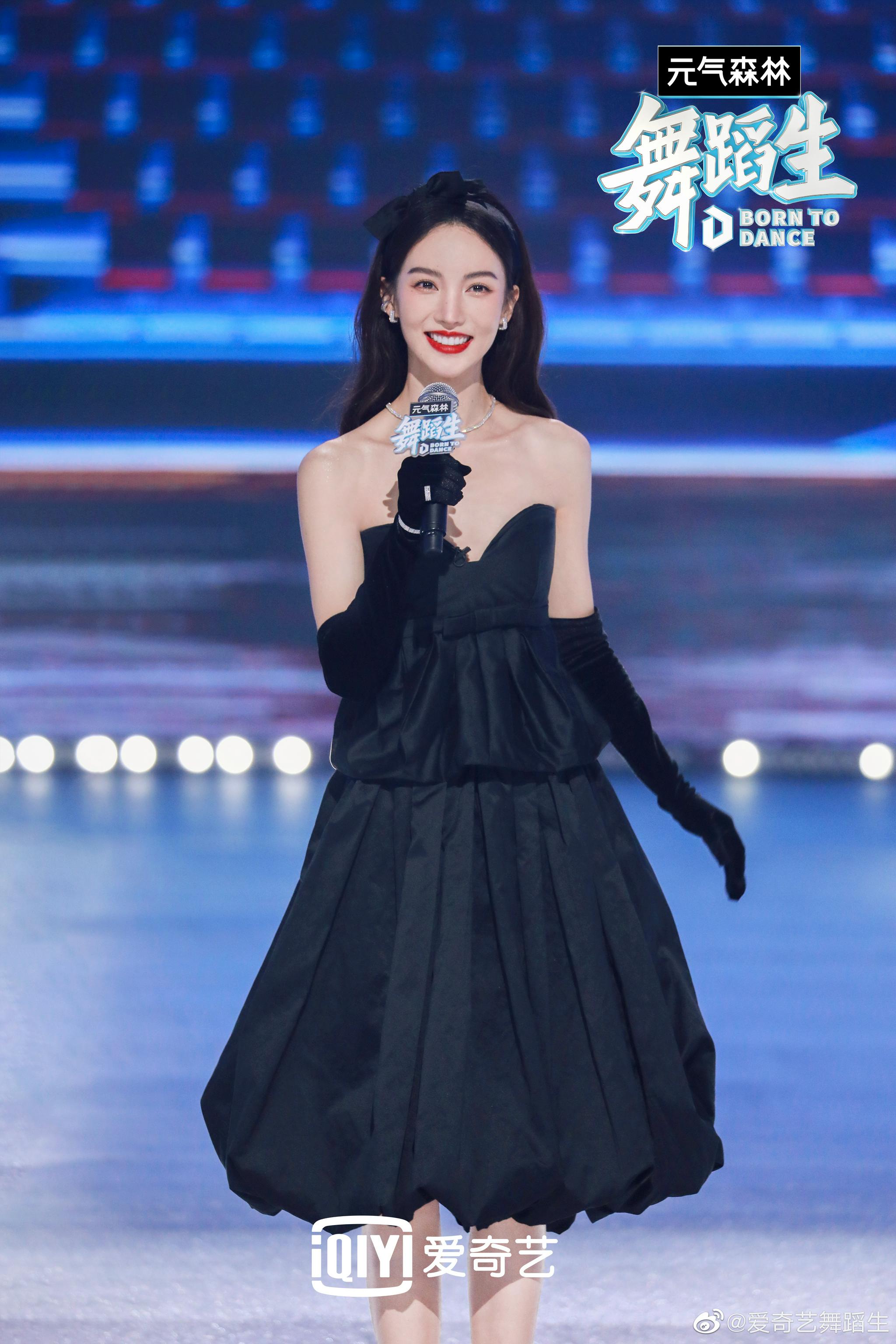 导师@金晨 黑色露肩蓬蓬裙,搭配同色发带,手套,公主风满满