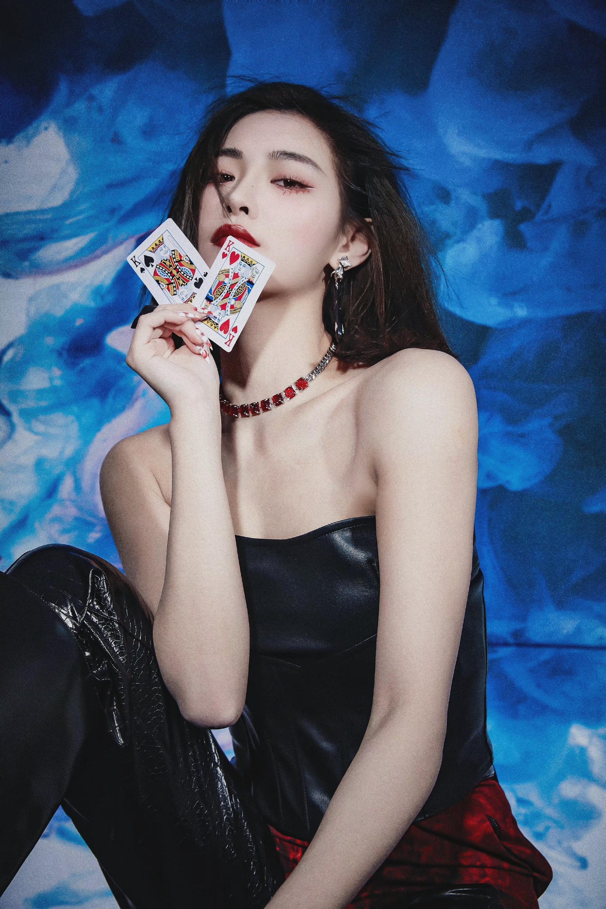 许佳琪全新单曲大片一身黑色皮衣酷飒的kiki超a气场尽显