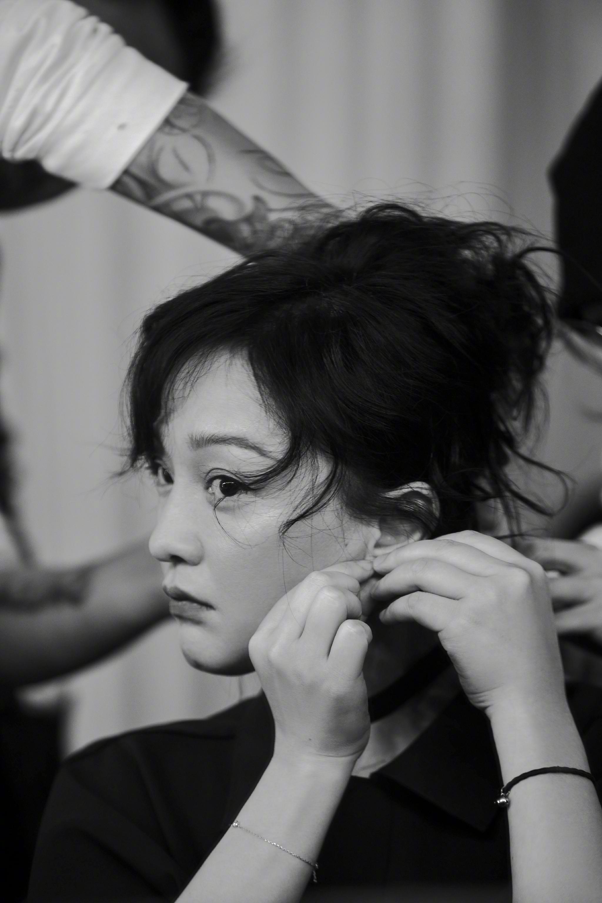 周迅 | 专注梳妆时的黑白侧拍 15