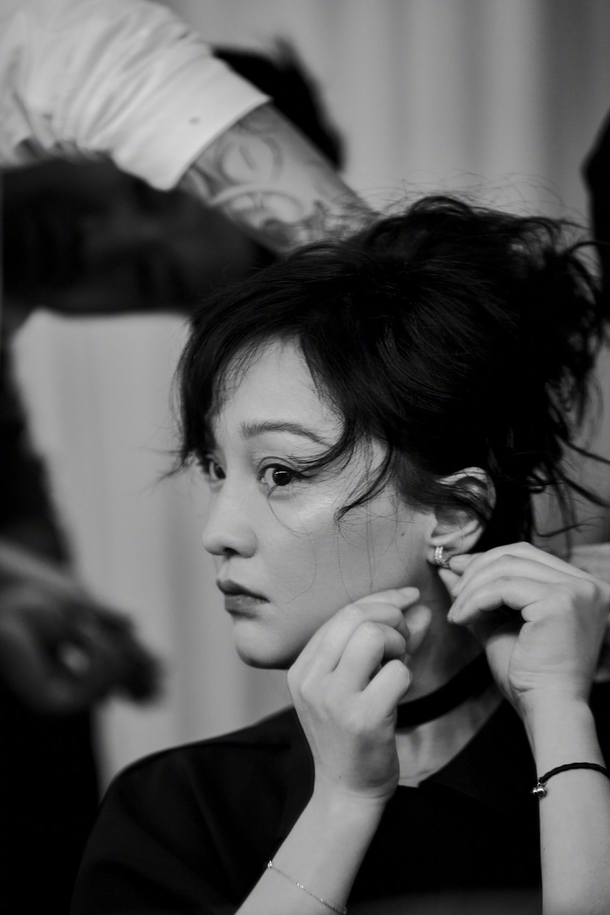 周迅专注梳妆时的黑白侧拍