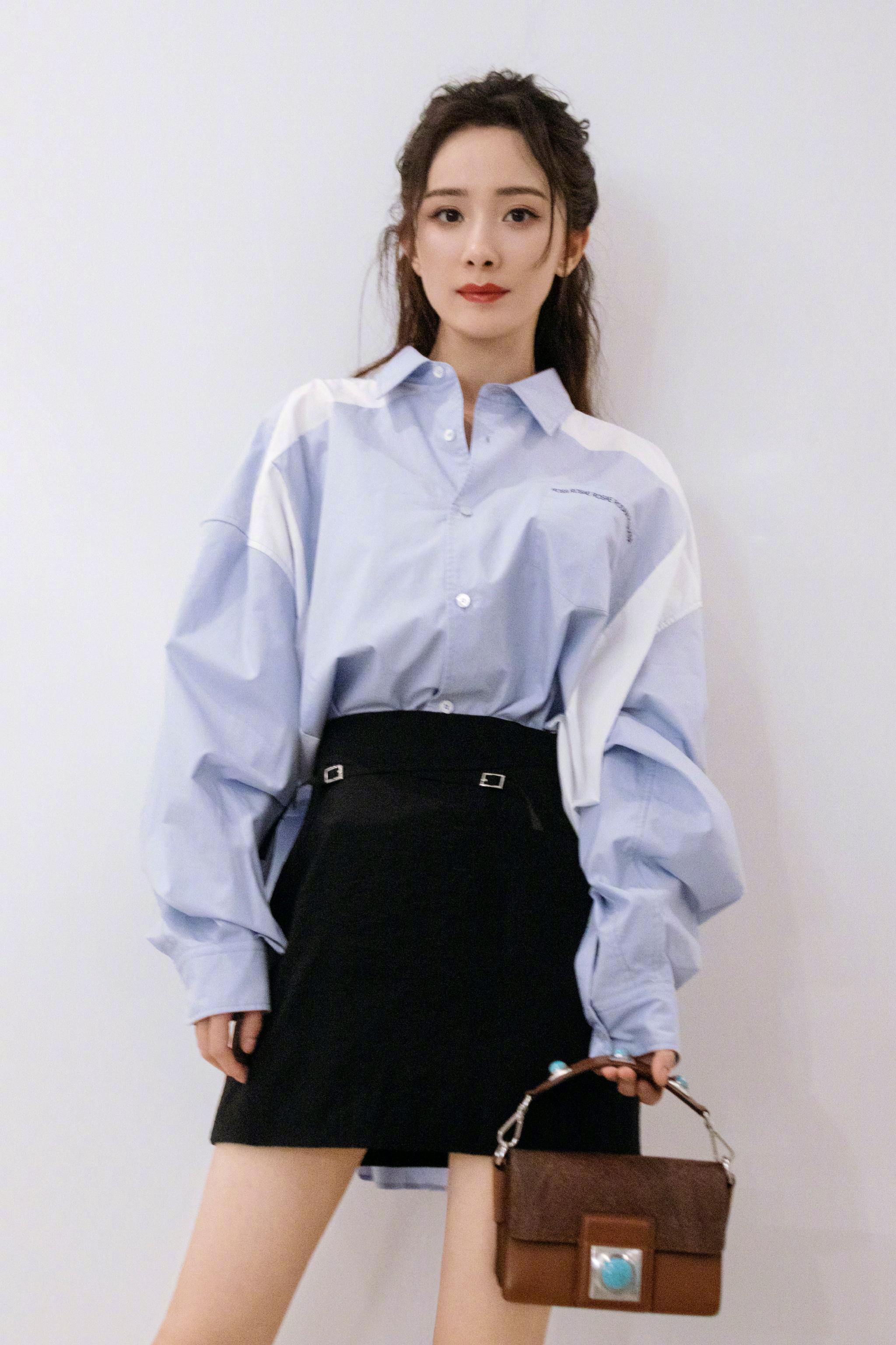 杨幂九月第一天的四宫格 和温柔满溢的幂姐一起开启美好的九月_高清