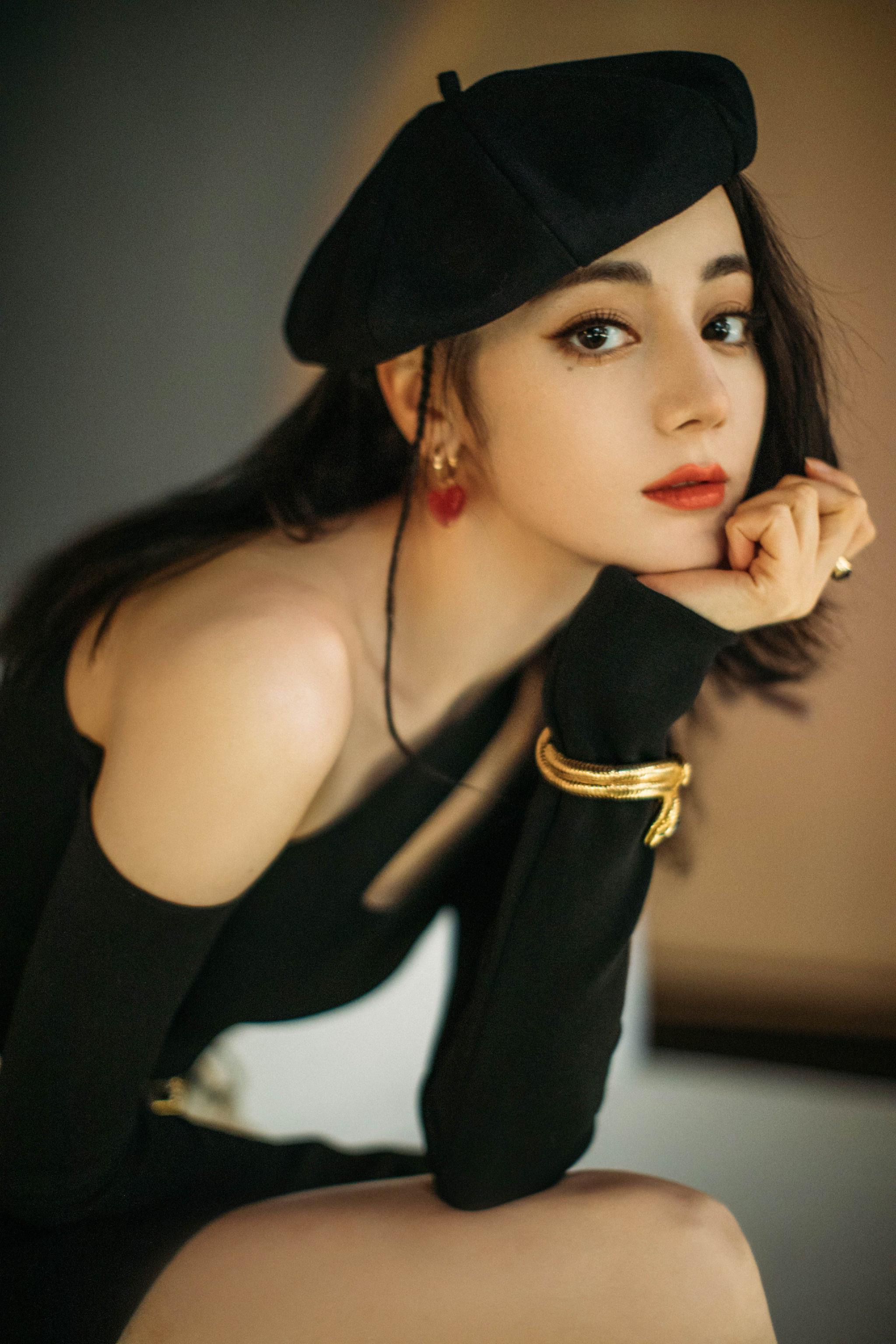 迪丽热巴姐姐的贝雷帽 短靴 尽显美腿 67迪丽热巴姐姐的贝雷帽 短靴