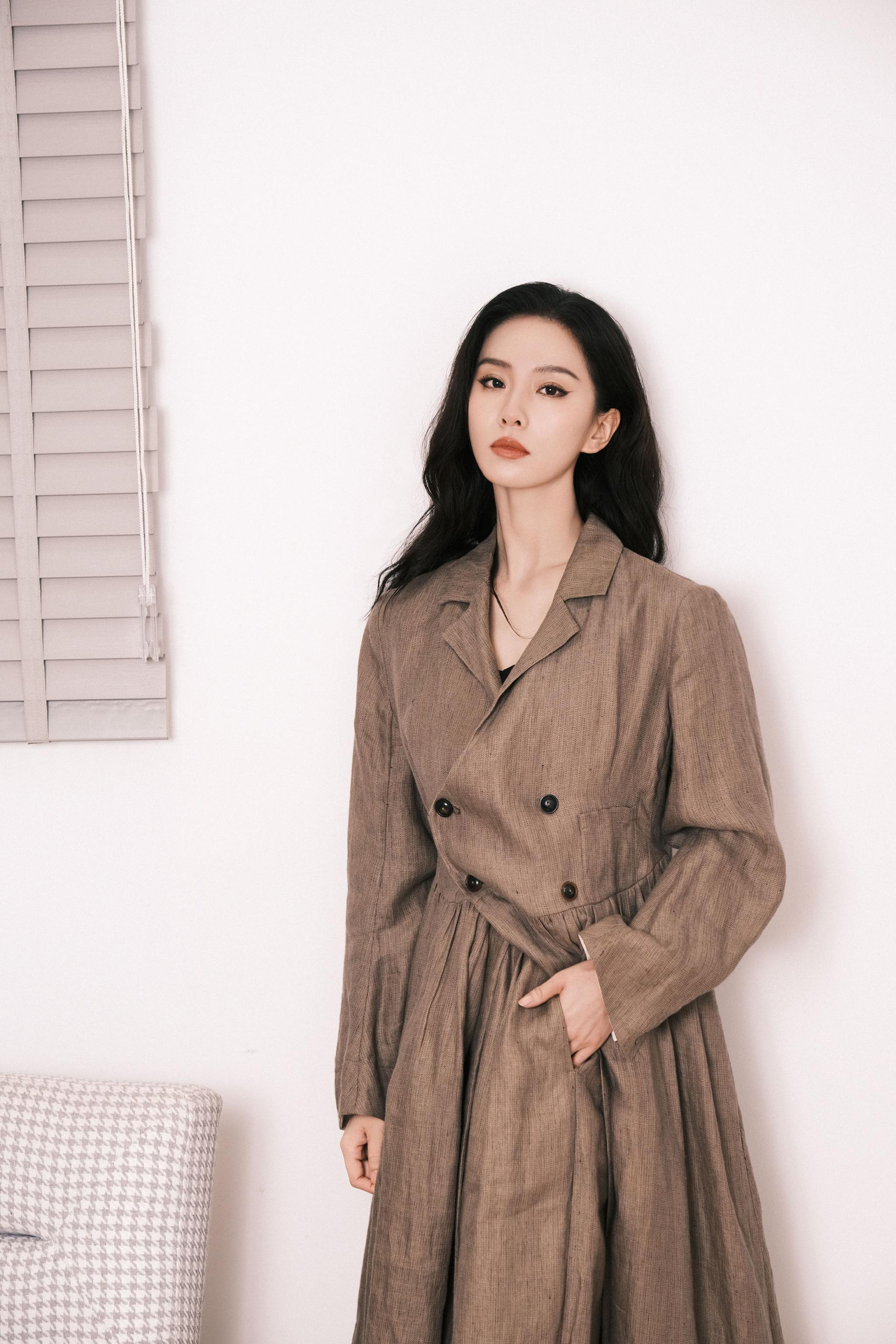 刘诗诗卡其色套装随拍,卡其色套装慵懒随性 休假快乐……|卡其色|套装