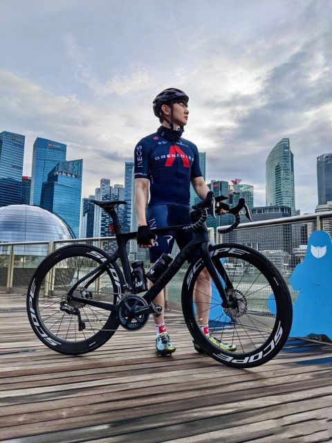林俊杰晒骑行照片 肩臂肌肉线条优秀