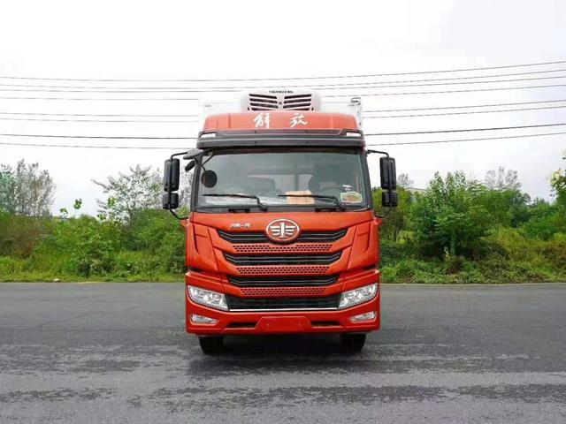 一汽解放龙v2.0版本冷藏车,驾驶室高顶双卧,内饰好看实用
