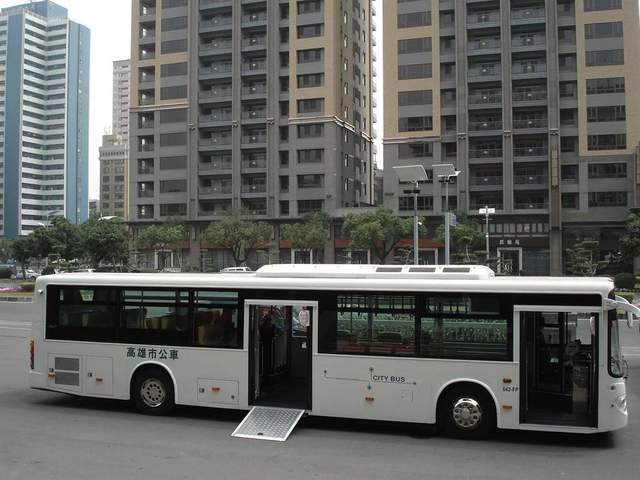轮椅族有福了高雄公交车5年后全面实现无障碍化登车