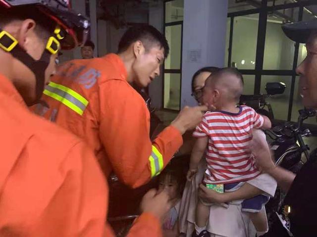 惊险！狭小的​快递柜里，怎么锁着一个小男孩？柜门被消防员撬开后，他全身是汗休闲区蓝鸢梦想 - Www.slyday.coM