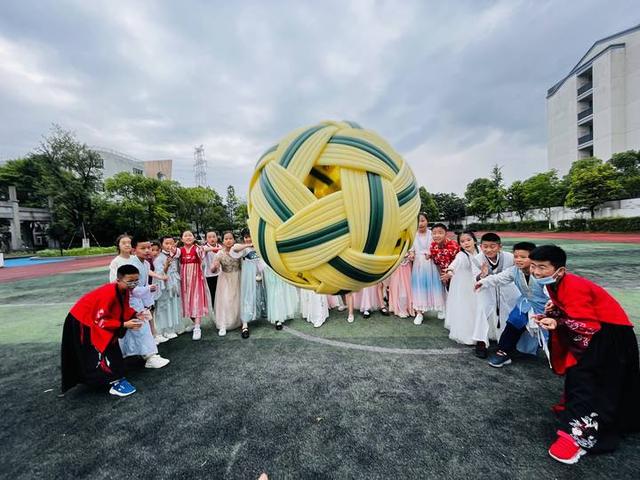 一秒回到宋朝这群娃穿着汉服玩蹴鞠