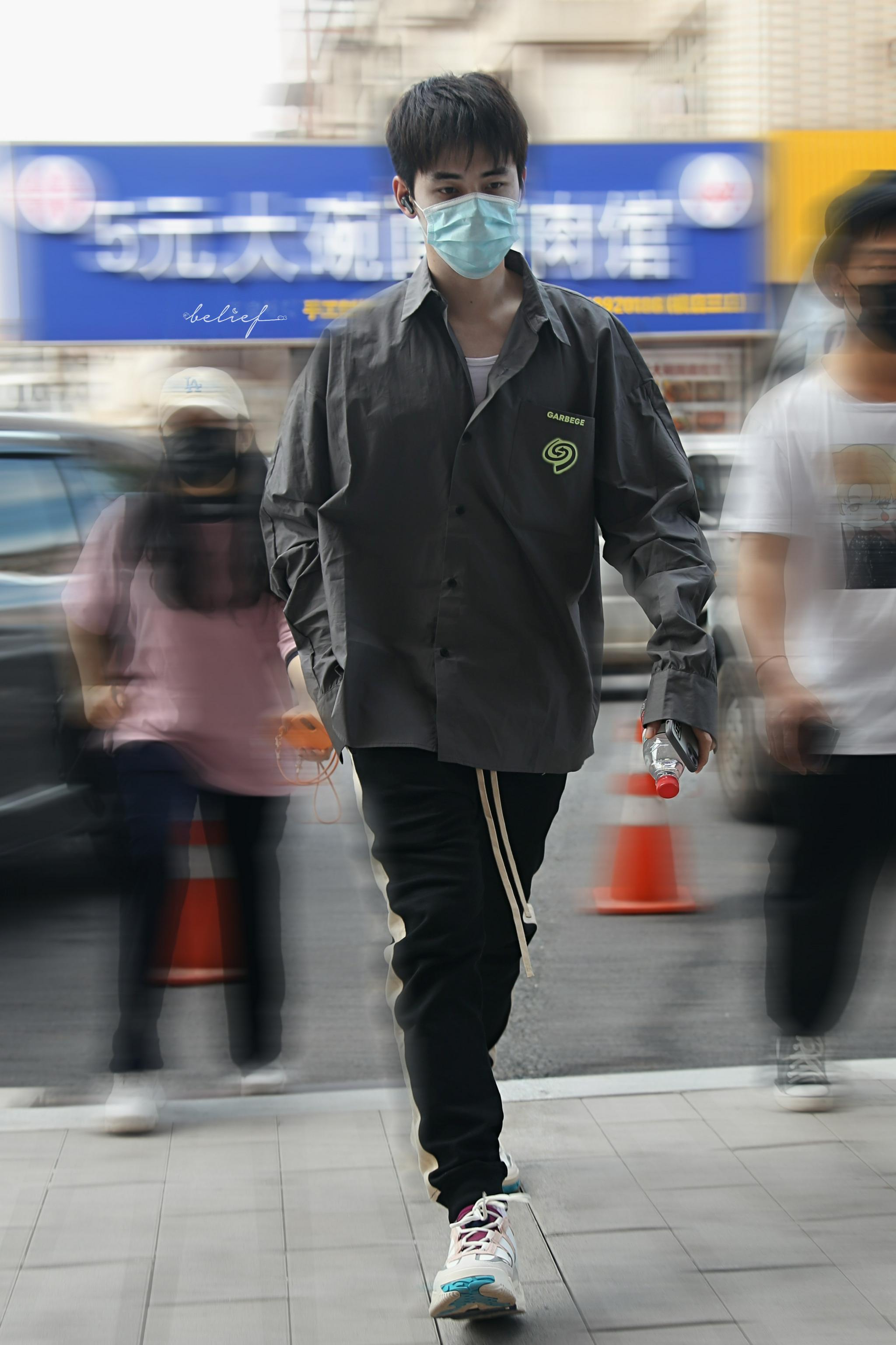 任豪今日份上班饭拍灰色衬衫黑色运动裤的顺毛小豪