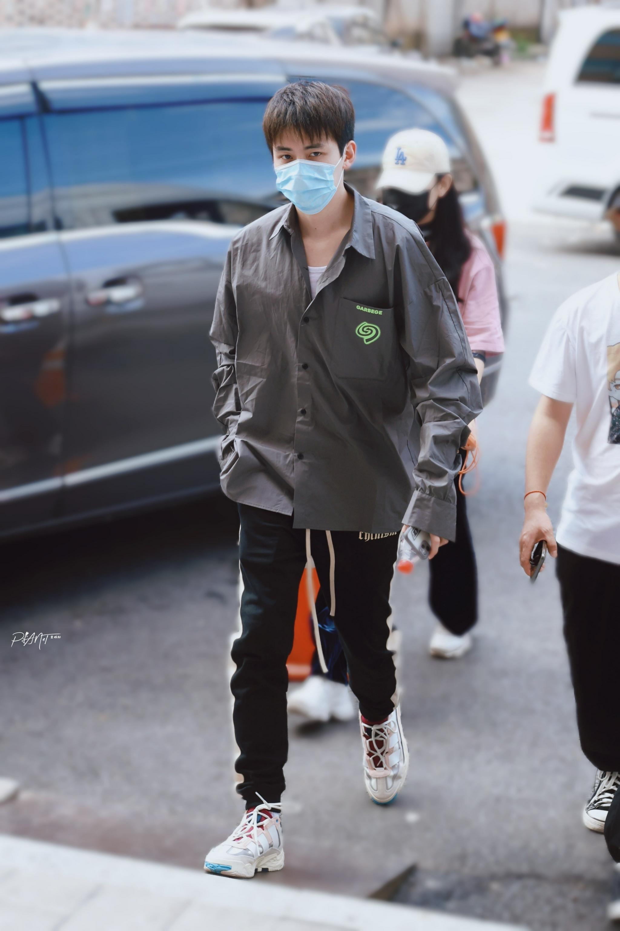 任豪今日份上班饭拍灰色衬衫黑色运动裤的顺毛小豪