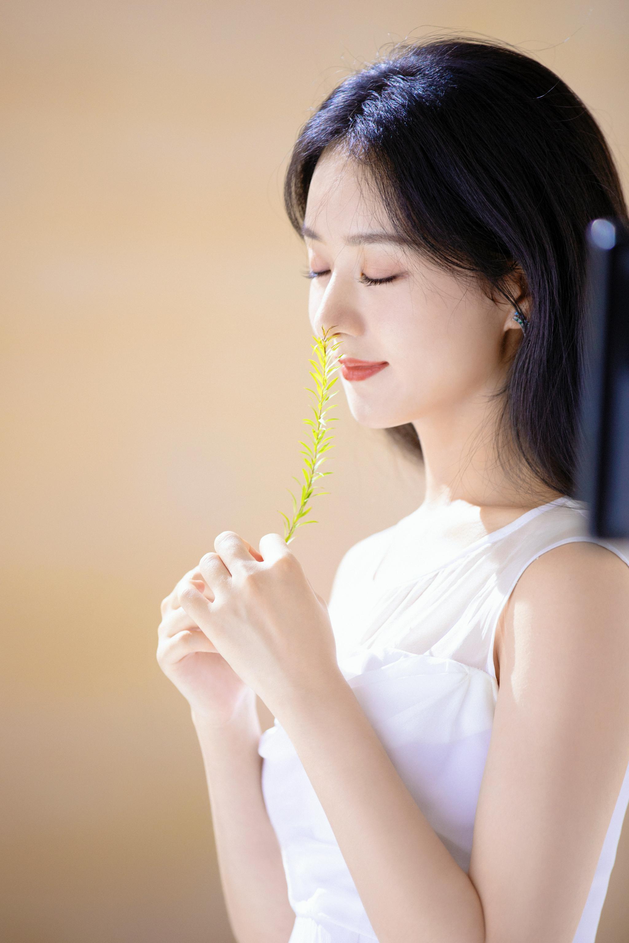 赵丽颖拍摄花絮图来啦明眸温婉浅笑嫣然的颖宝好治愈啊