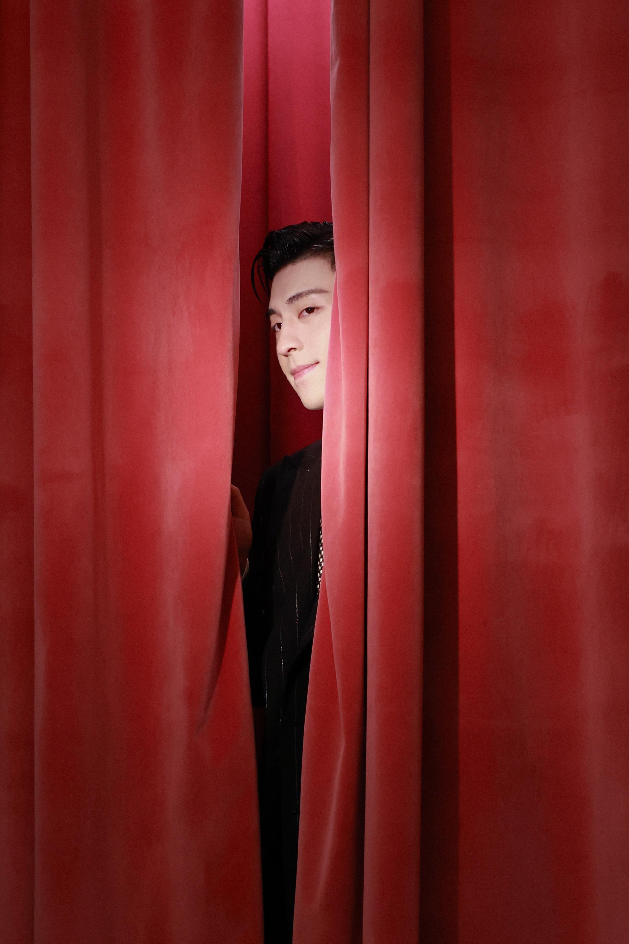 邓伦帷幕氛围感大片条纹西装的伦哥站在红色丝绒帷幕前