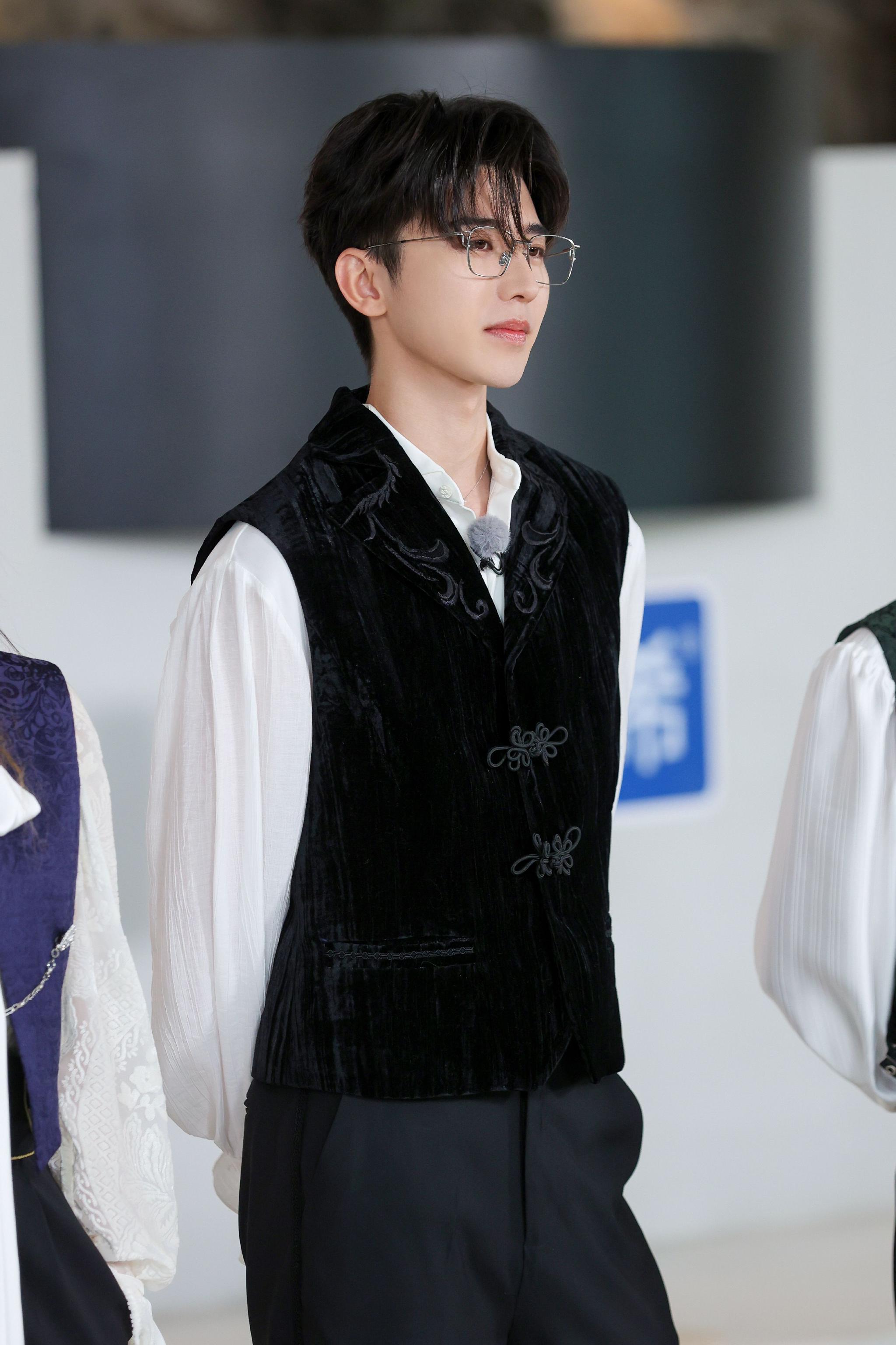 蔡徐坤无效上帝视角 《奔跑吧》名牌大战中……|蔡徐坤|名牌|视角