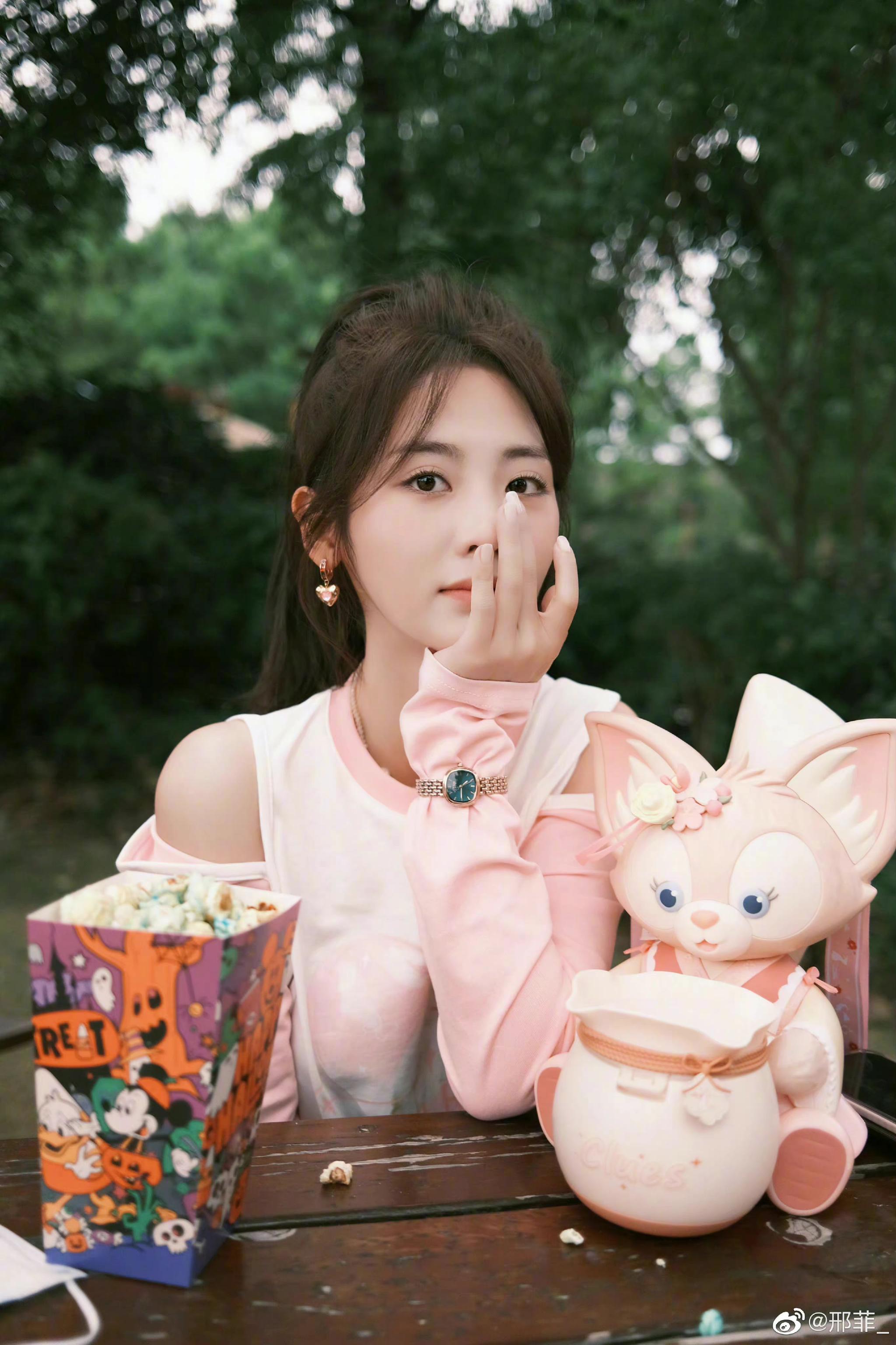 邢菲来见贝儿啦一周年快乐一时之间竟然分不清谁更可爱一点