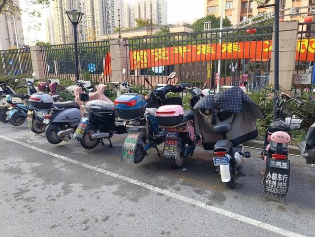 三驾马车显力度阻止非机动车上楼有妙招