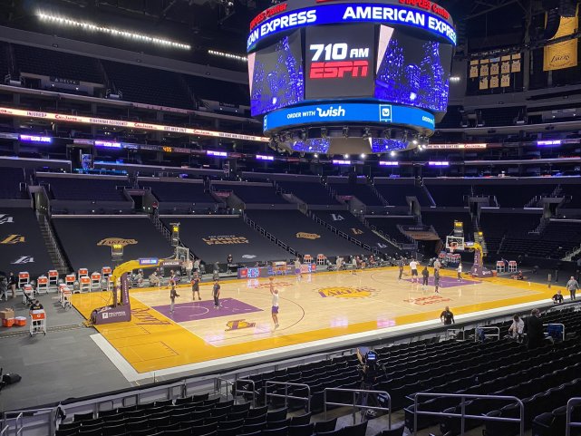 湖人主场抢先看,中圈logo不显示队史第17冠,看台被巨幅喷绘遮挡