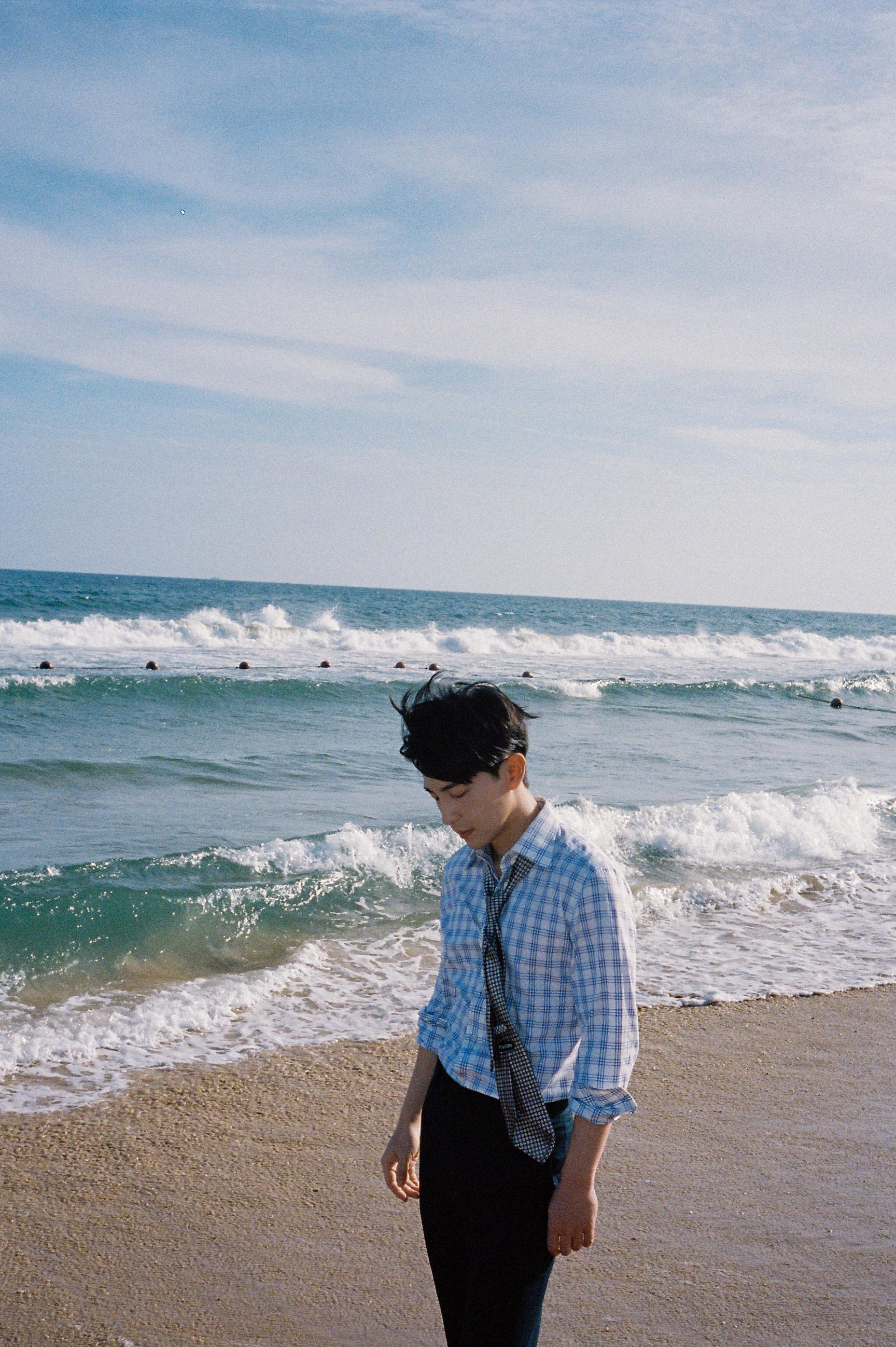 邓伦海岸胶片大片 格子衬衫的帅气伦……__财经头条