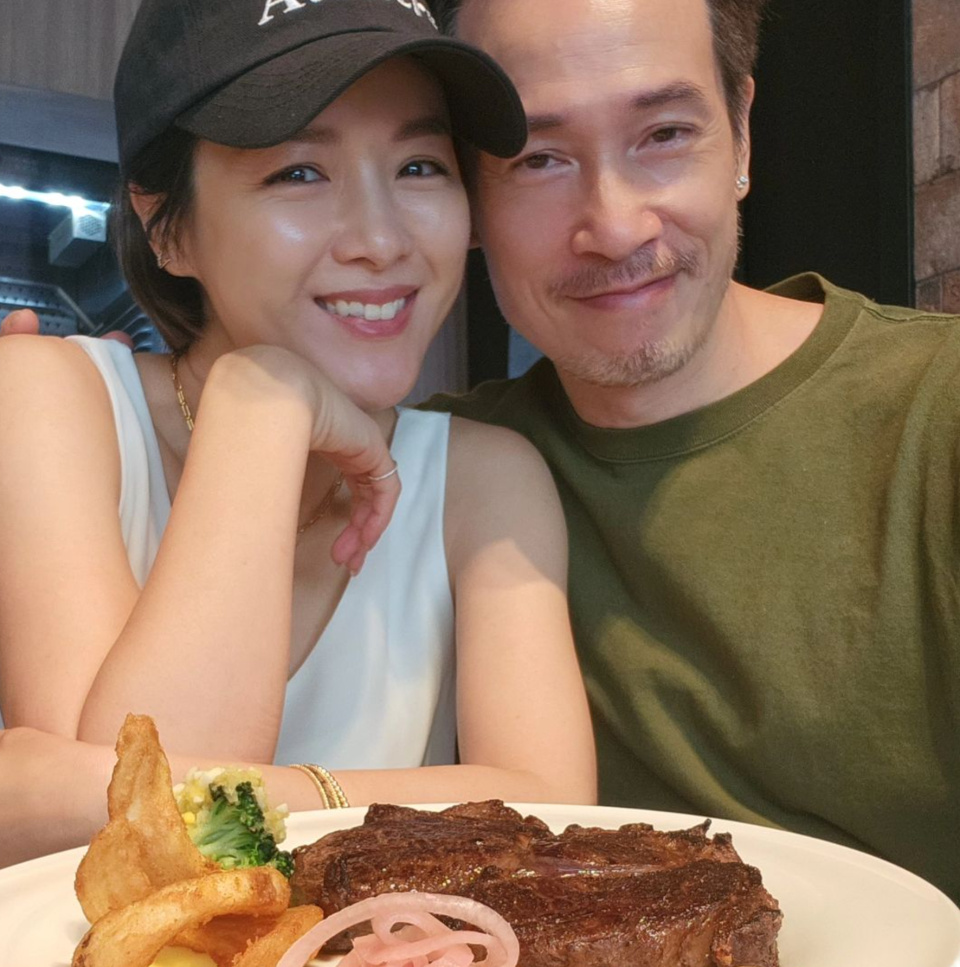 陈豪陈茵媺趁着接子女的休息时间谈恋爱夫妻俩吃美食拍恩爱合影