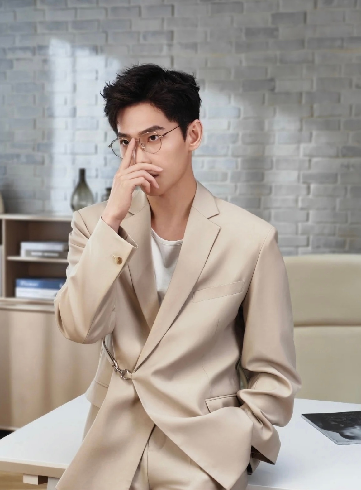 杨洋新鲜浅色西装眼镜大片是矜贵帅气的小王子啊